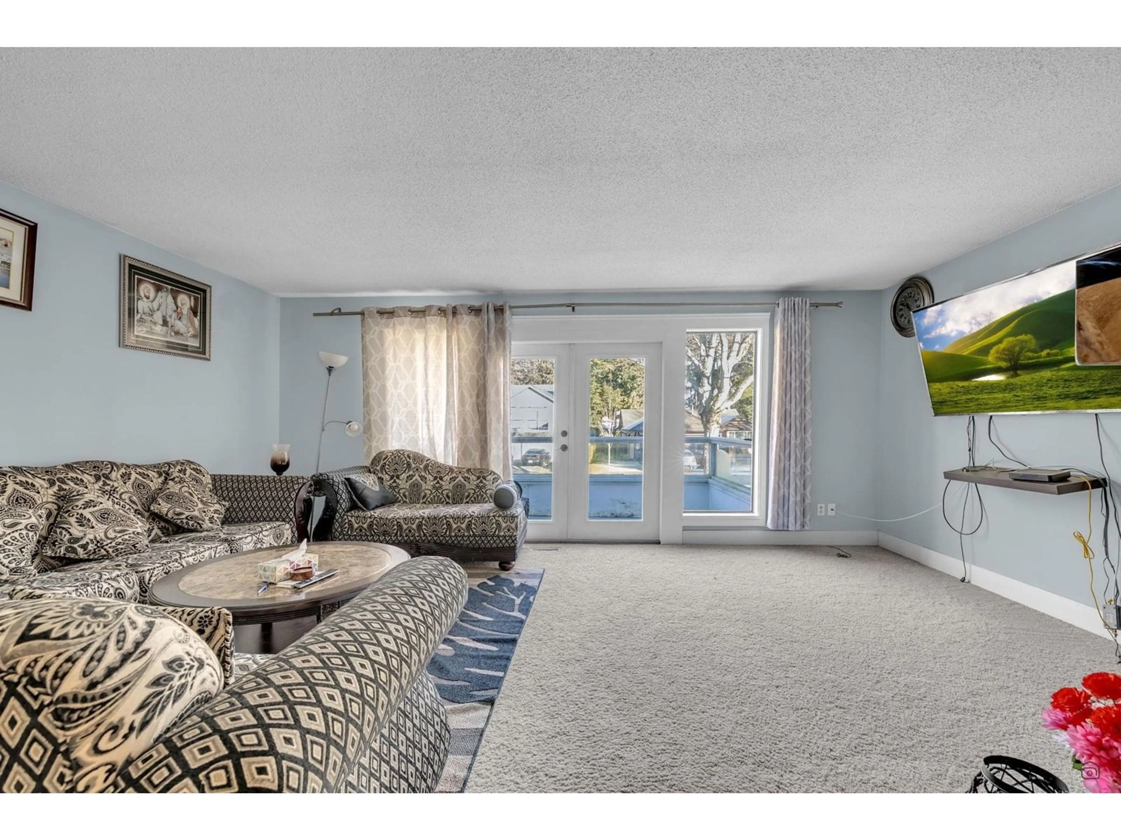 Living room with furniture, carpet floor for 12954 61, Surrey British Columbia V3X2H5