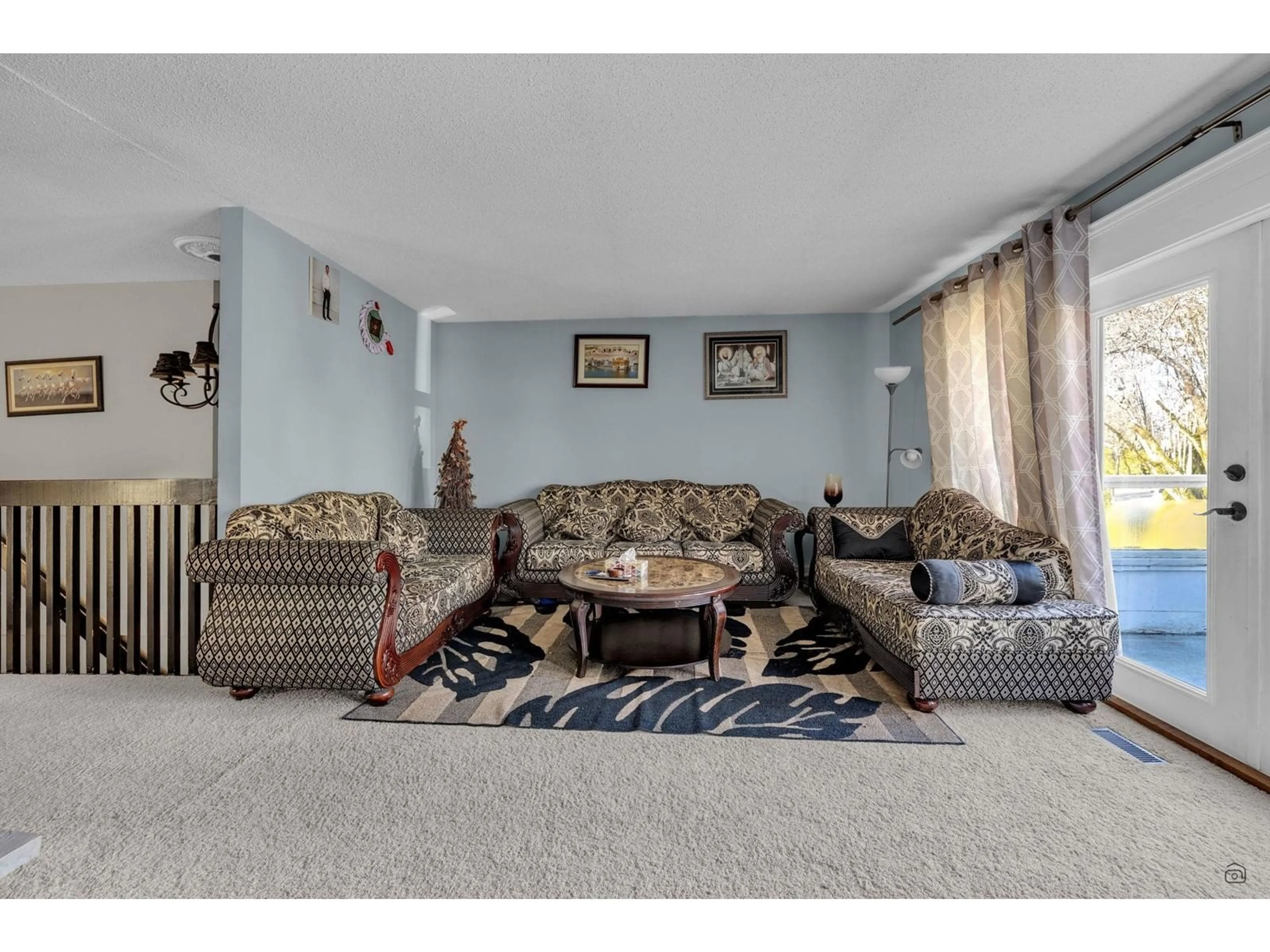 Living room with furniture, carpet floor for 12954 61, Surrey British Columbia V3X2H5