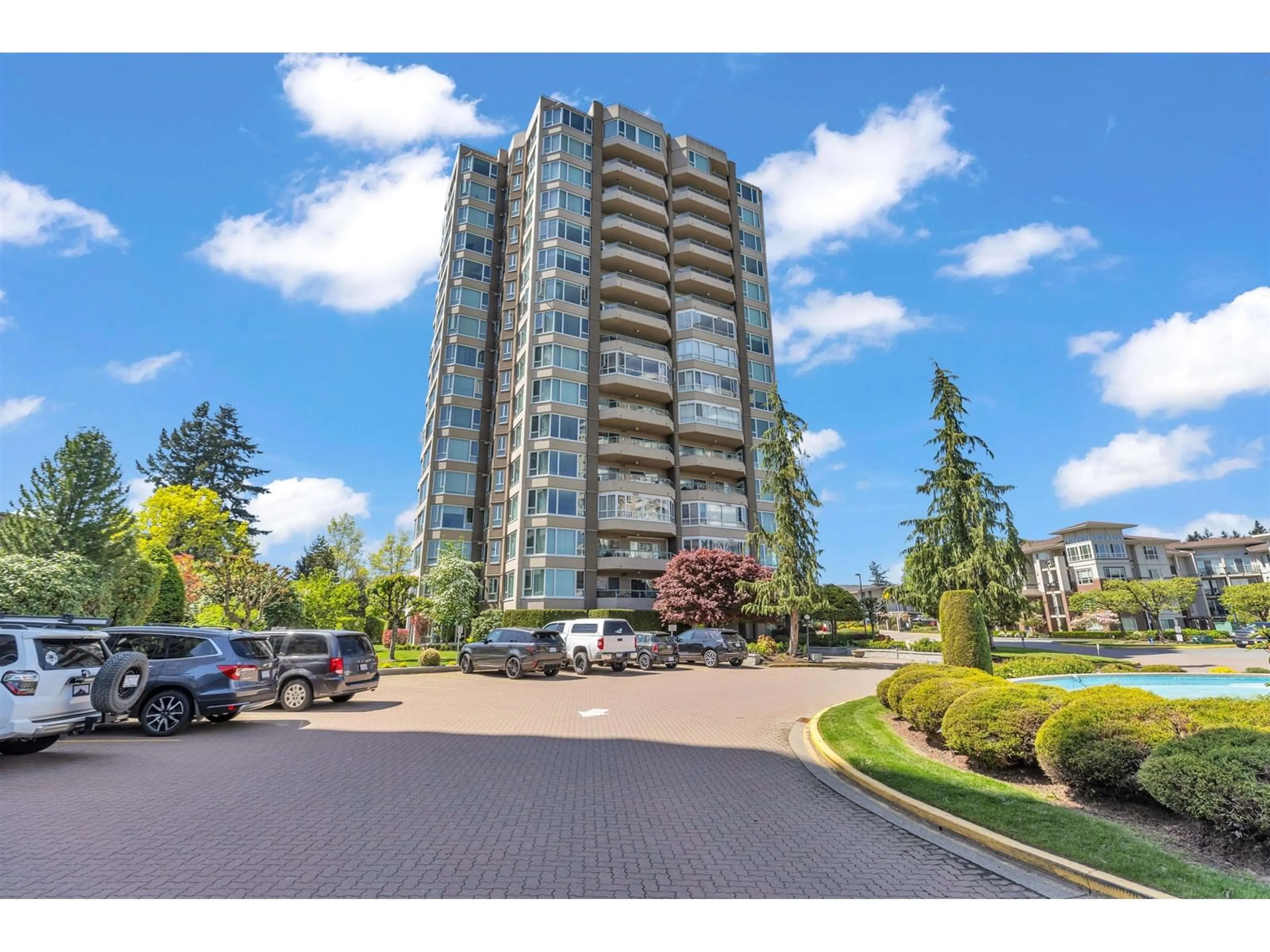 A pic from outside/outdoor area/front of a property/back of a property/a pic from drone, street for 902 - 3150 GLADWIN, Abbotsford British Columbia V2T5T5