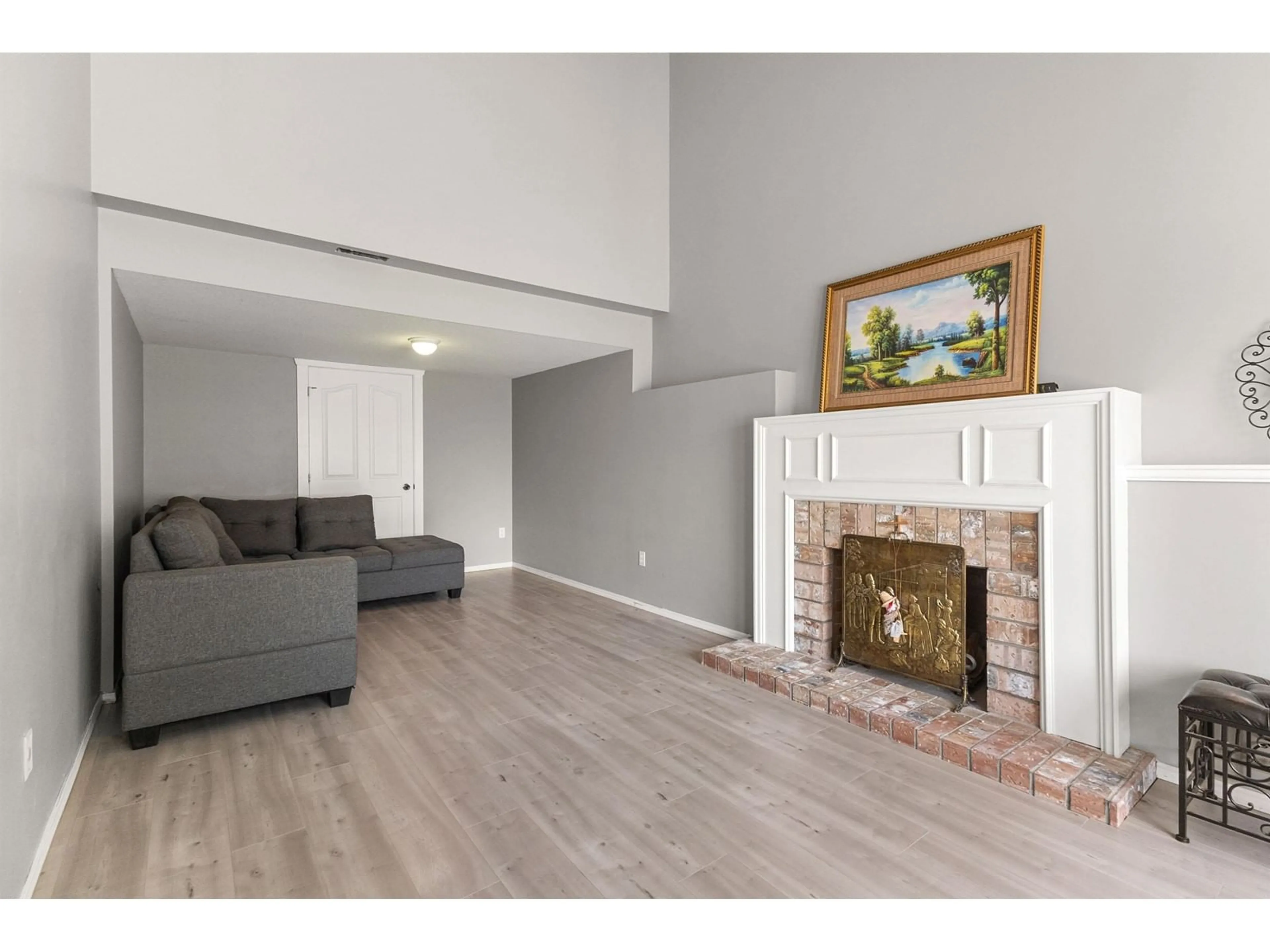 Living room with furniture, wood/laminate floor for 34847 GLENEAGLES, Abbotsford British Columbia V2S7G5