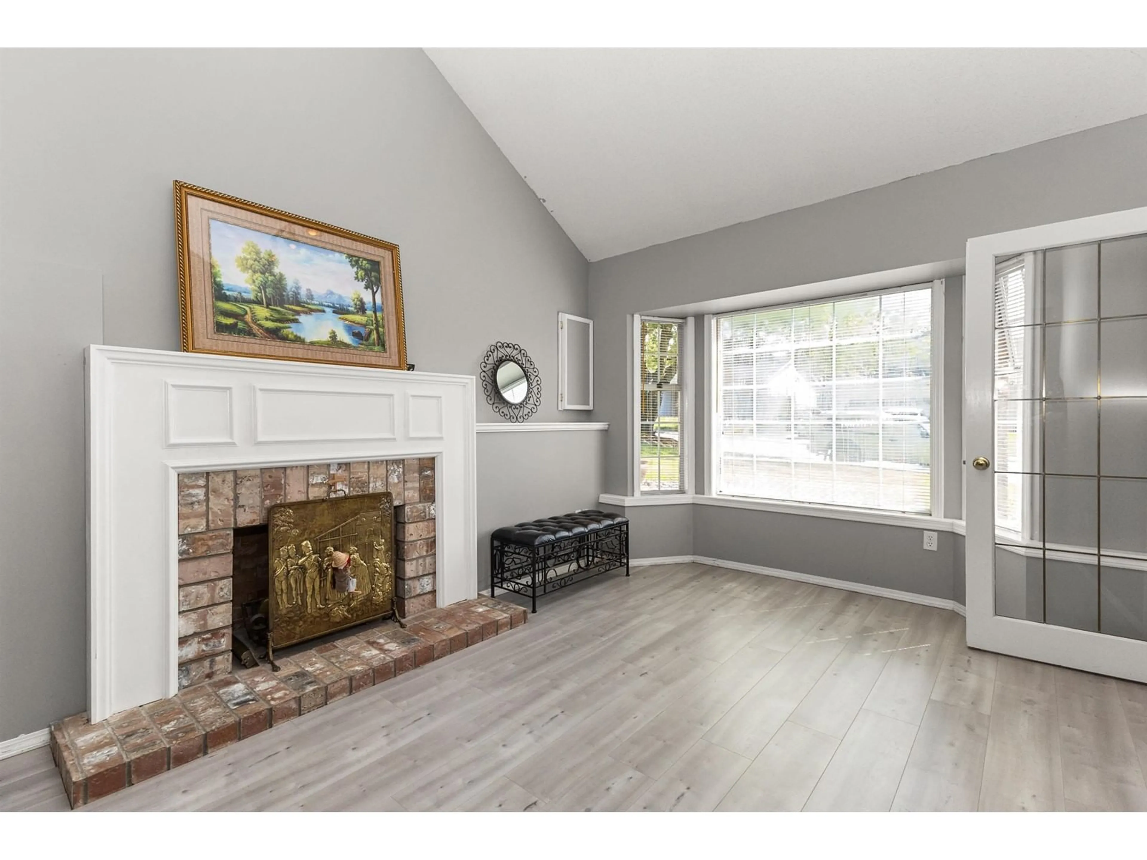 Living room with furniture, wood/laminate floor for 34847 GLENEAGLES, Abbotsford British Columbia V2S7G5