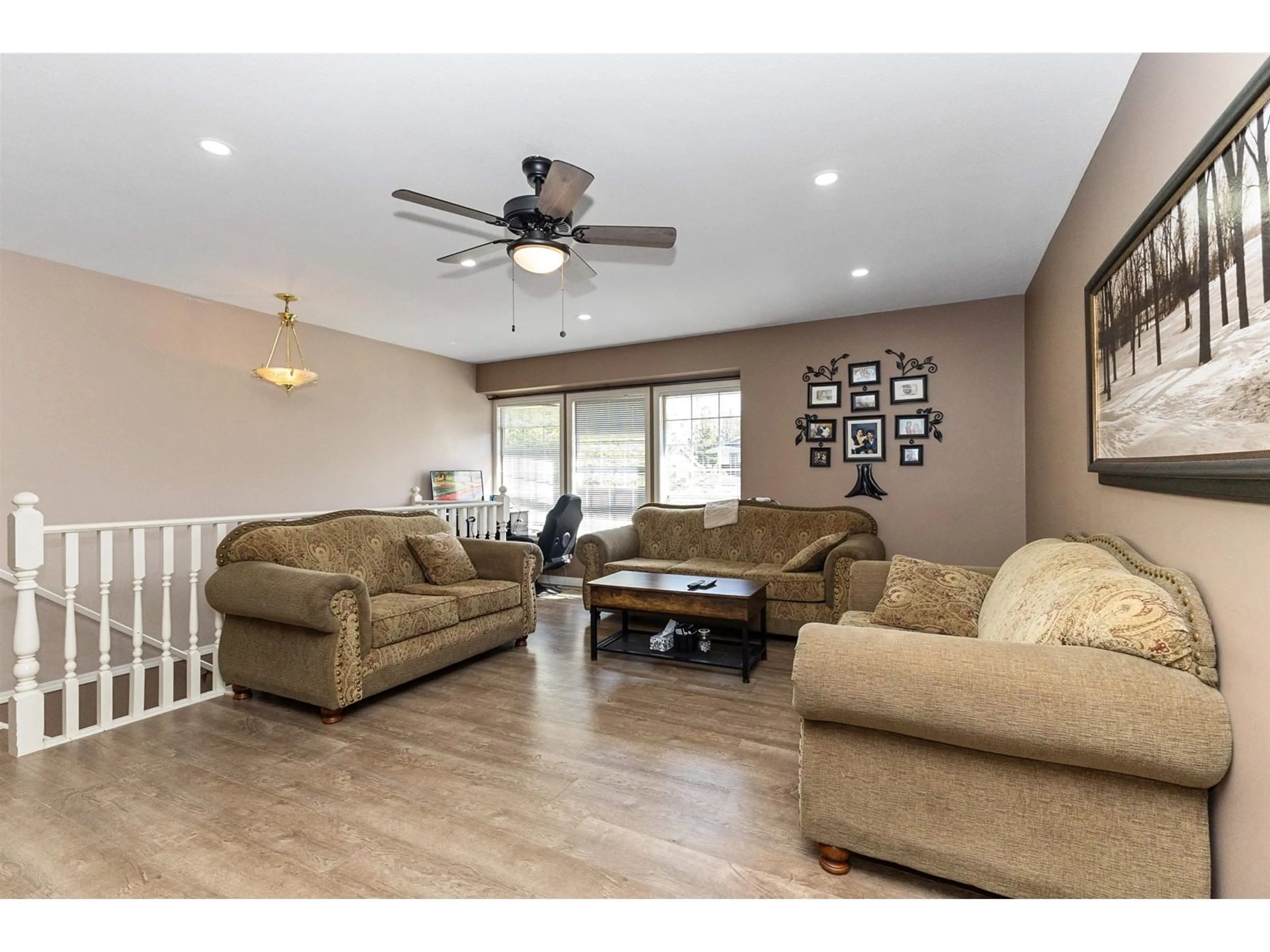 Living room with furniture, wood/laminate floor for 34847 GLENEAGLES, Abbotsford British Columbia V2S7G5