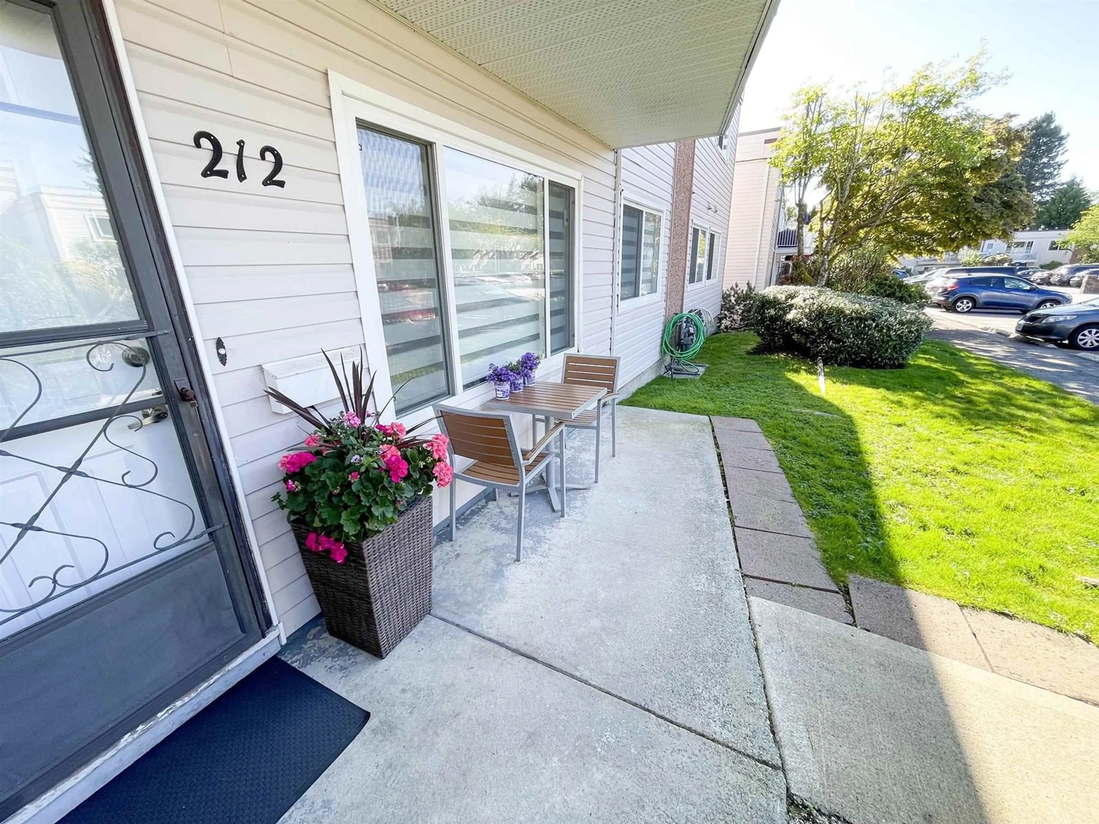 Patio, street for 212 - 11901 89A, Delta British Columbia V4C3G8