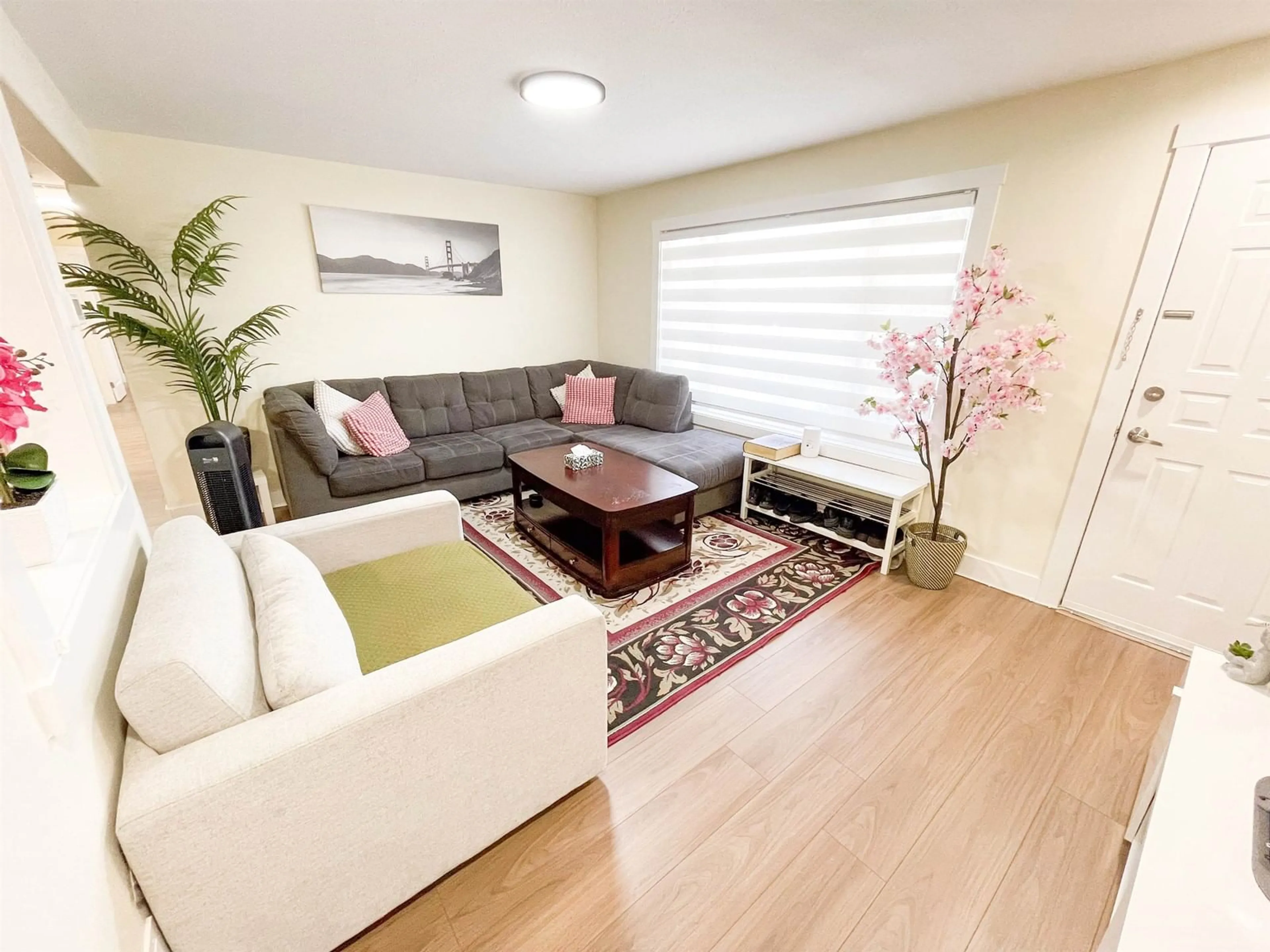 Living room with furniture, wood/laminate floor for 212 - 11901 89A, Delta British Columbia V4C3G8