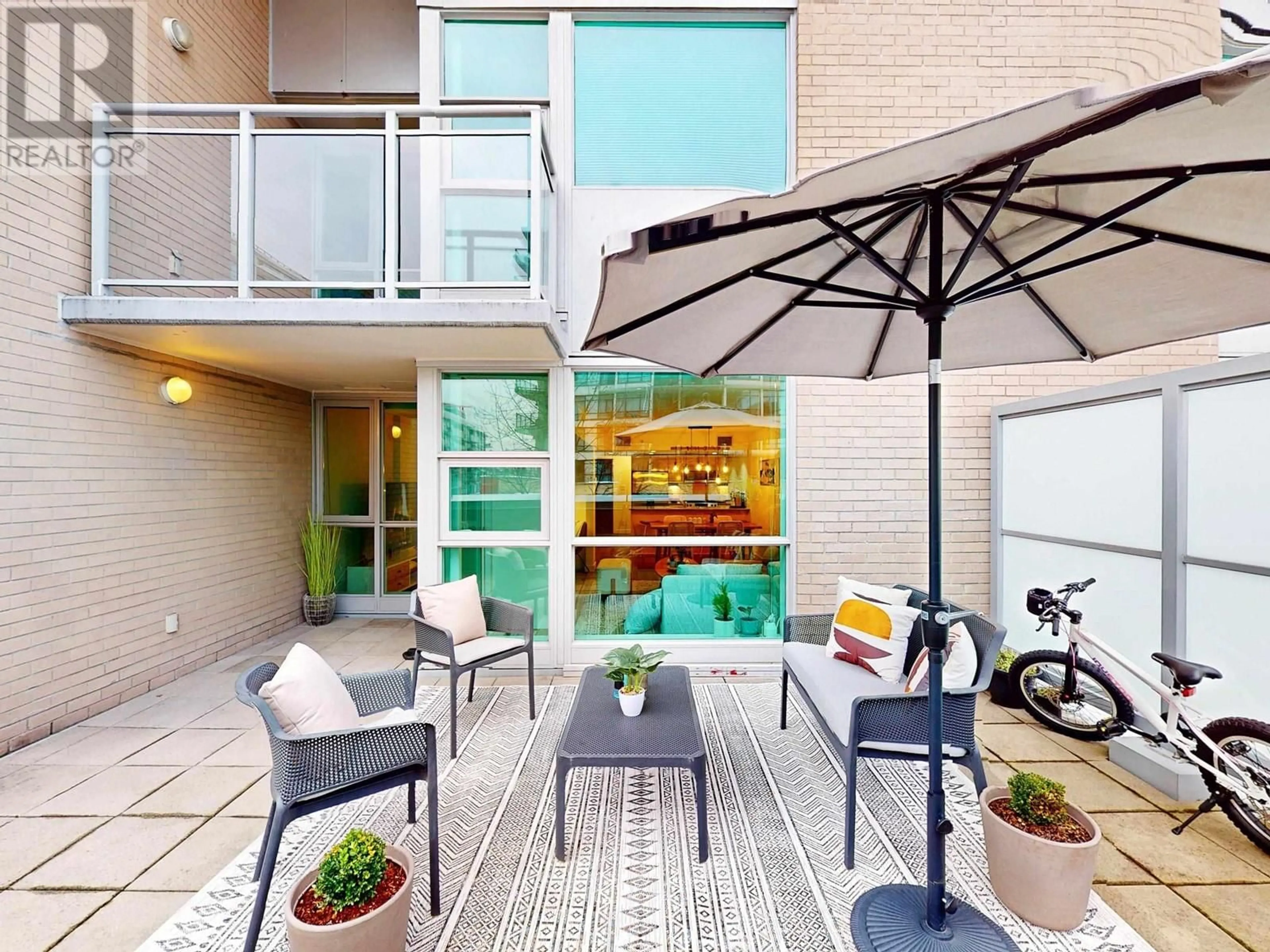 Patio, street for 303 - 188 ESPLANADE, North Vancouver British Columbia V7L4Y1