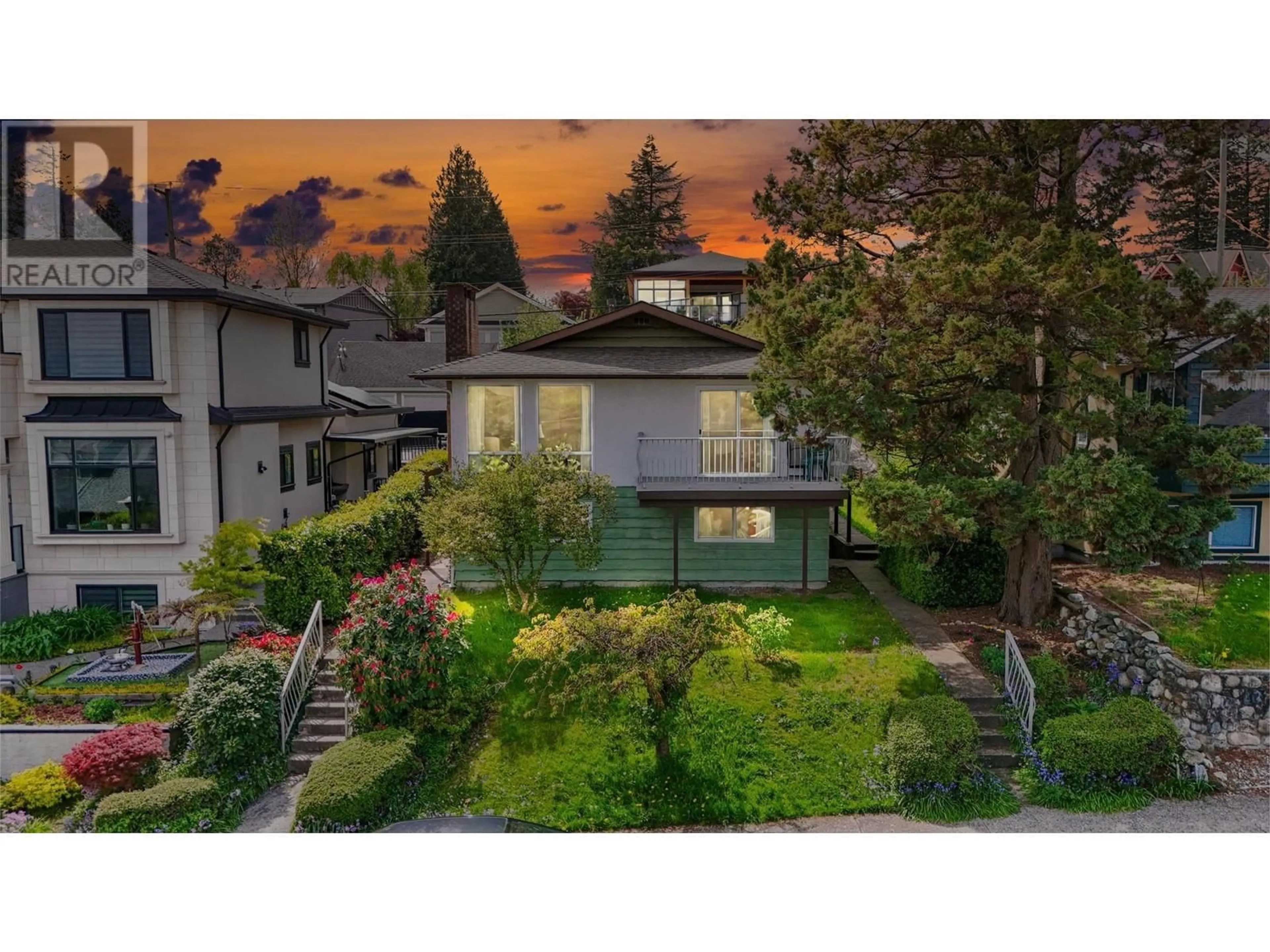 A pic from outside/outdoor area/front of a property/back of a property/a pic from drone, street for 838 BURNABY STREET, New Westminster British Columbia V3L4V9