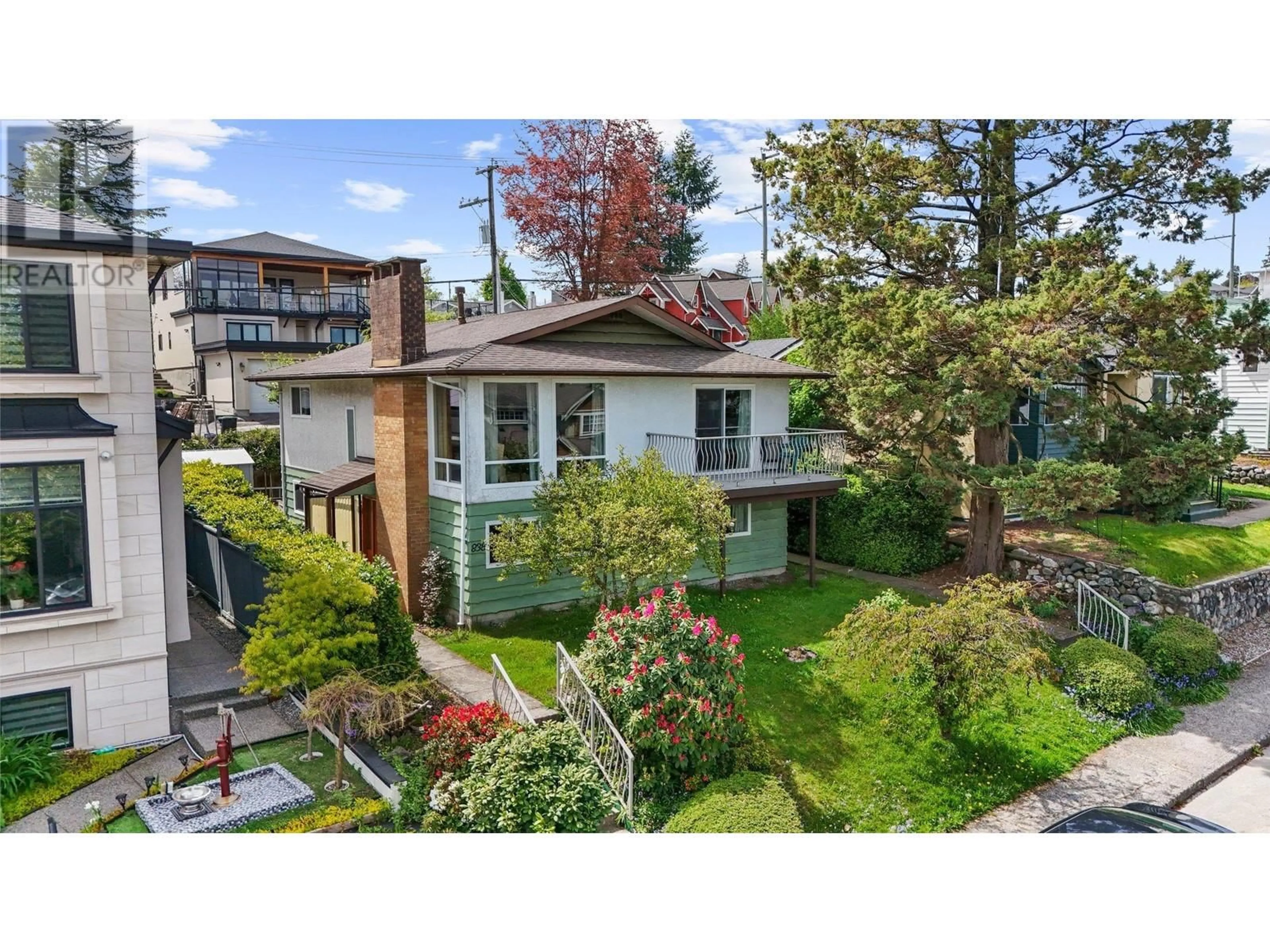 A pic from outside/outdoor area/front of a property/back of a property/a pic from drone, street for 838 BURNABY STREET, New Westminster British Columbia V3L4V9