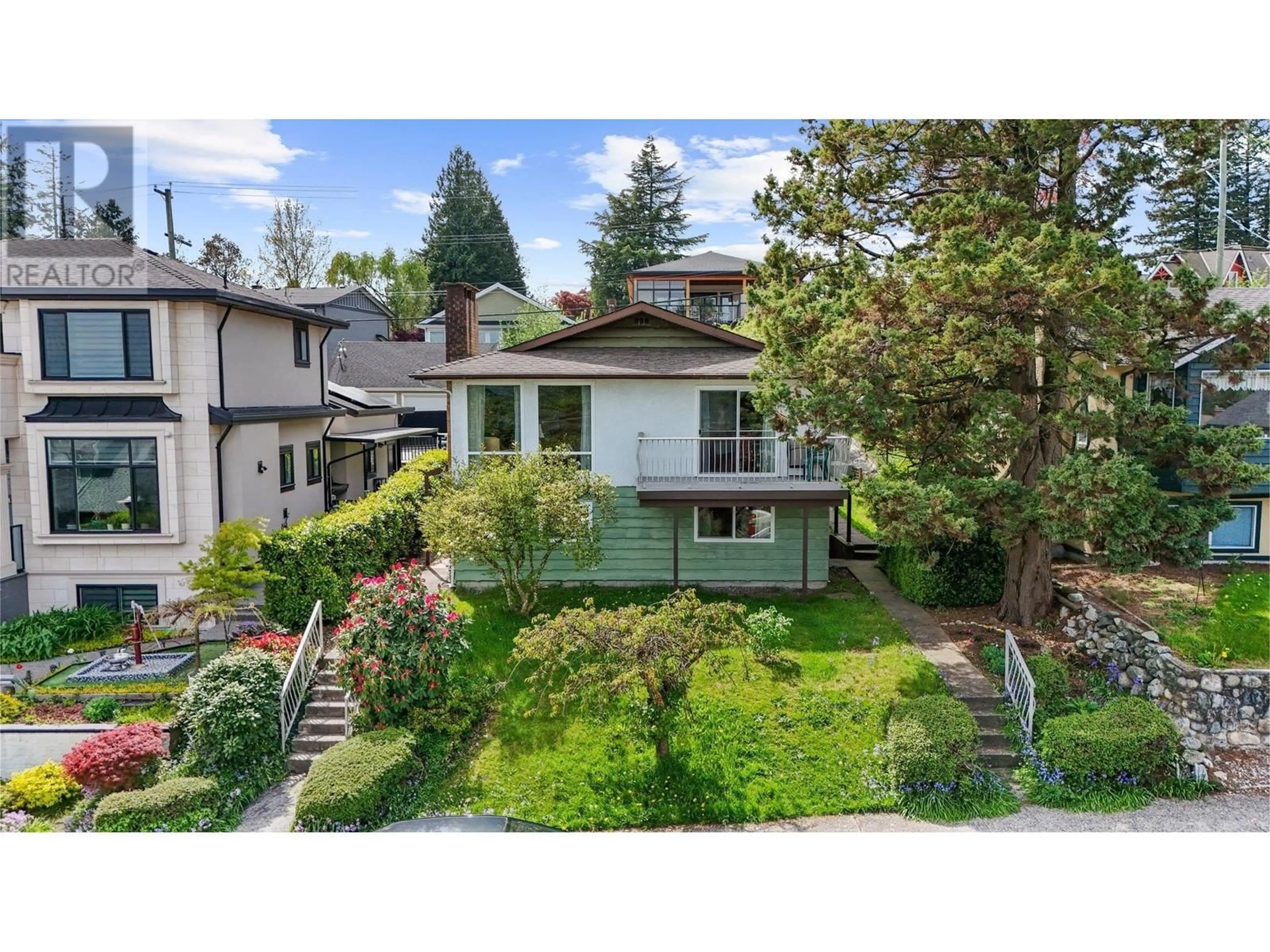 A pic from outside/outdoor area/front of a property/back of a property/a pic from drone, street for 838 BURNABY STREET, New Westminster British Columbia V3L4V9