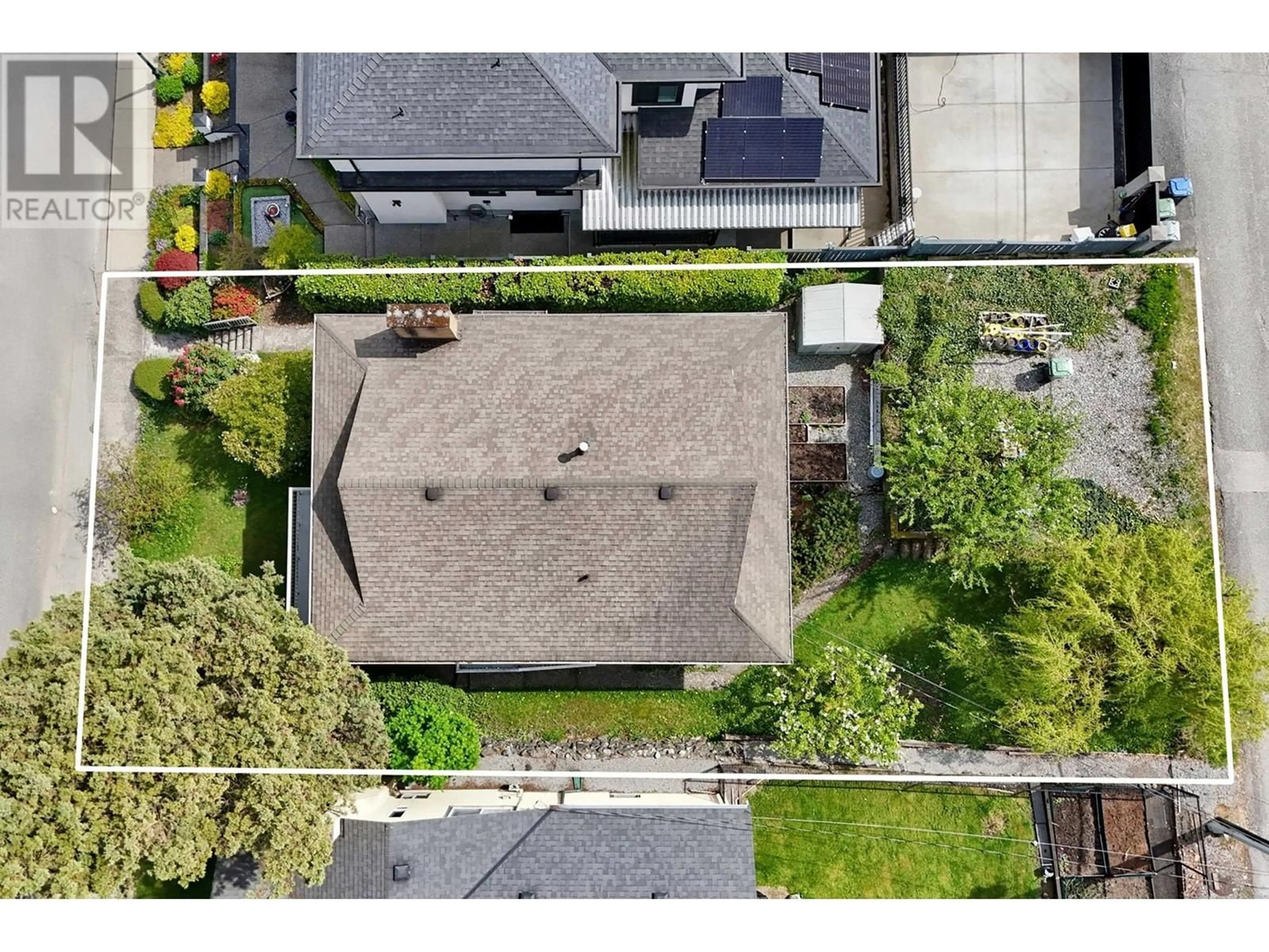 A pic from outside/outdoor area/front of a property/back of a property/a pic from drone, street for 838 BURNABY STREET, New Westminster British Columbia V3L4V9