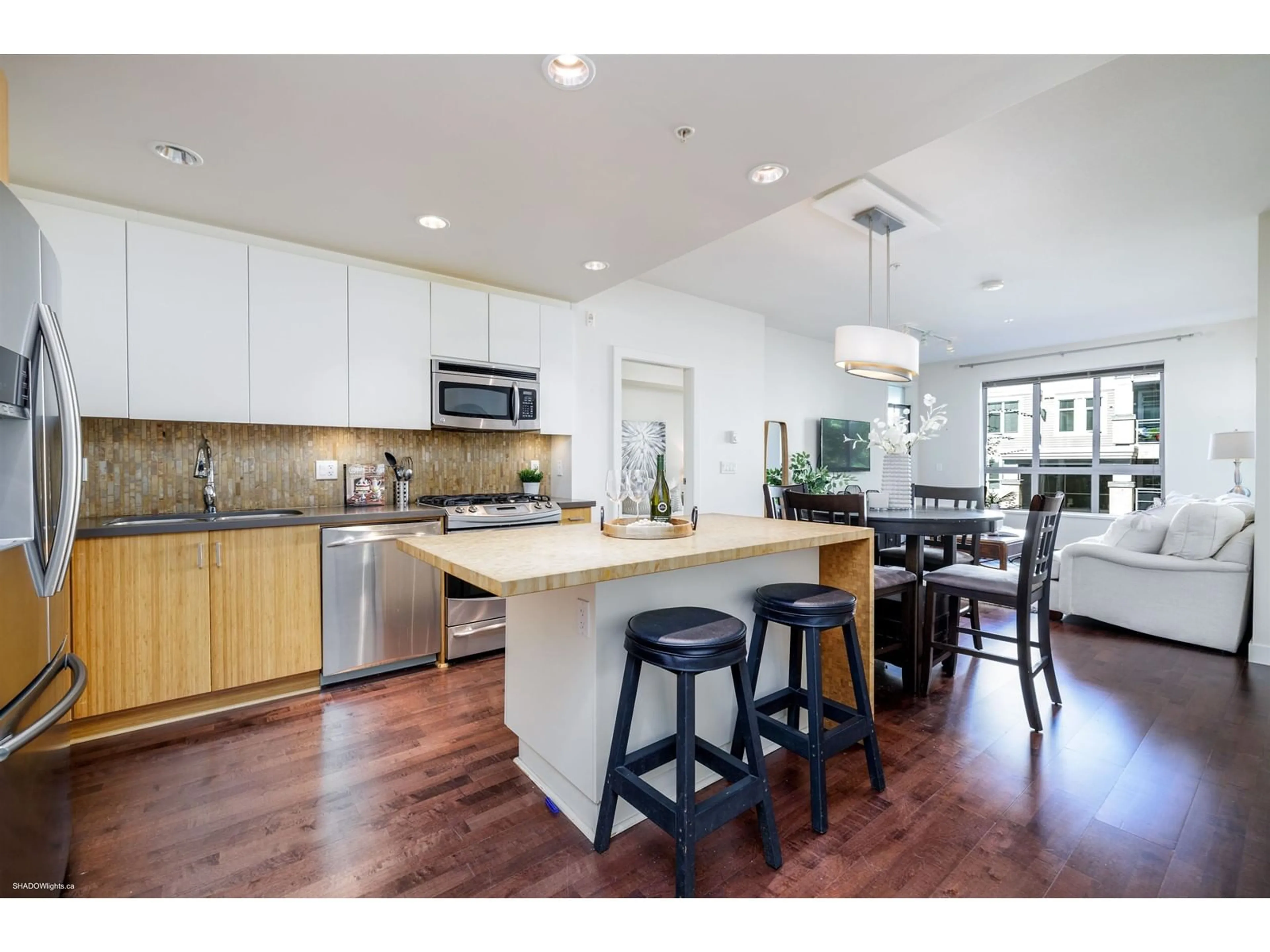 Open concept kitchen, wood/laminate floor for 214 - 15428 31, Surrey British Columbia V3Z3W4