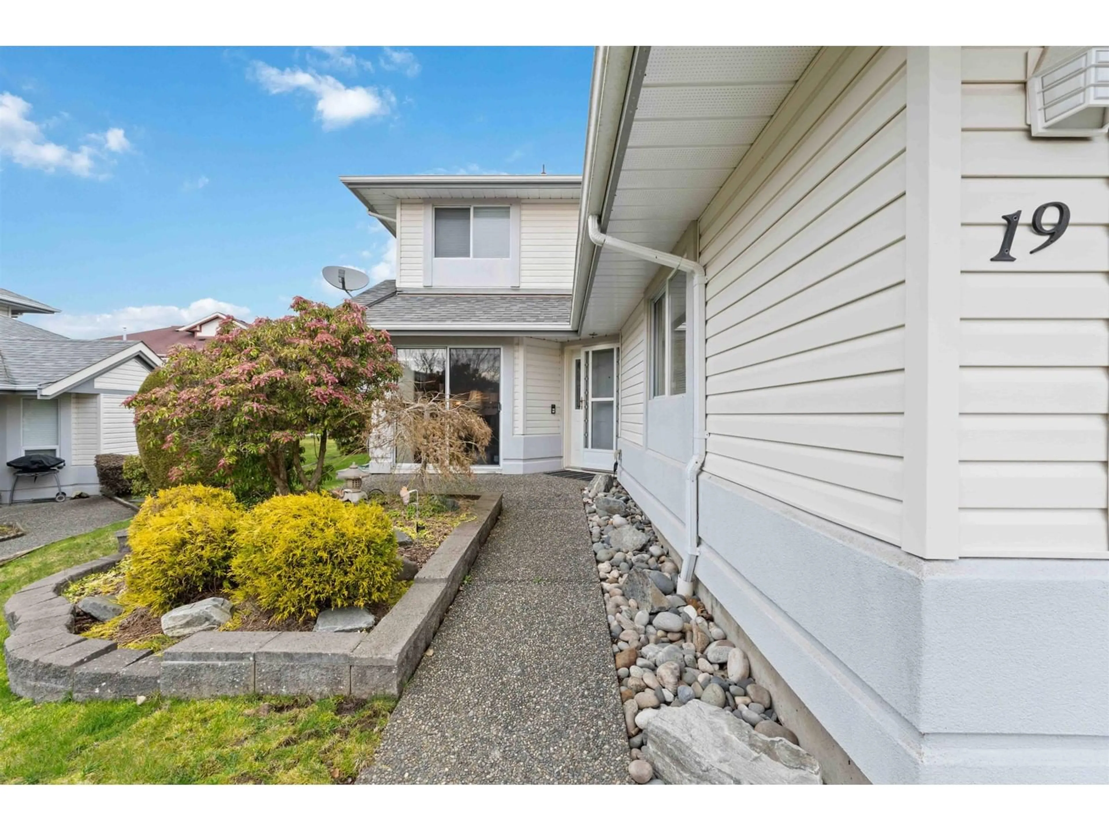 Home with vinyl exterior material, street for 19 - 31406 UPPER MACLURE, Abbotsford British Columbia V2T5L8