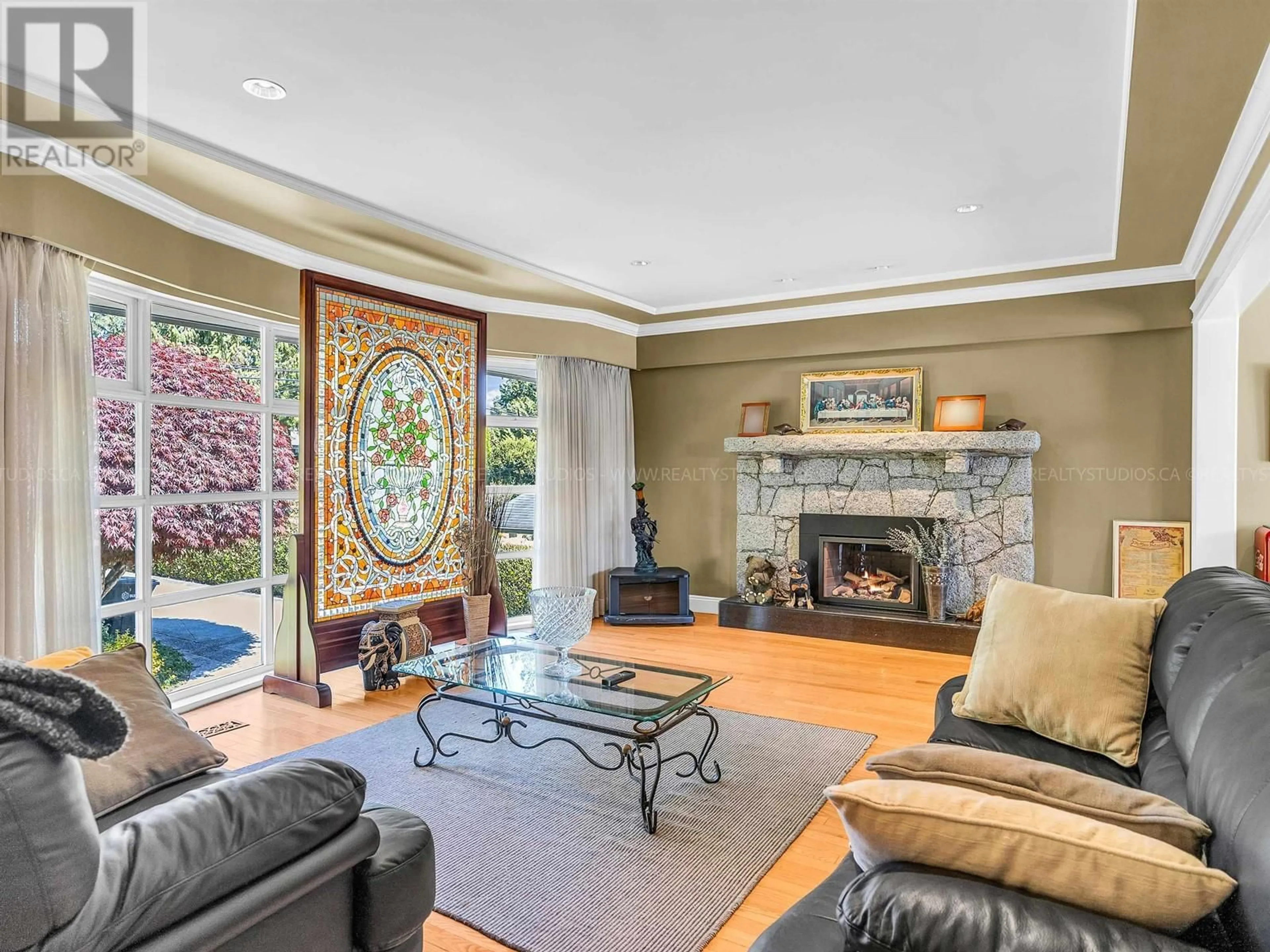 Living room with furniture, ceramic/tile floor for 8136 GOVERNMENT ROAD, Burnaby British Columbia V5A2E2