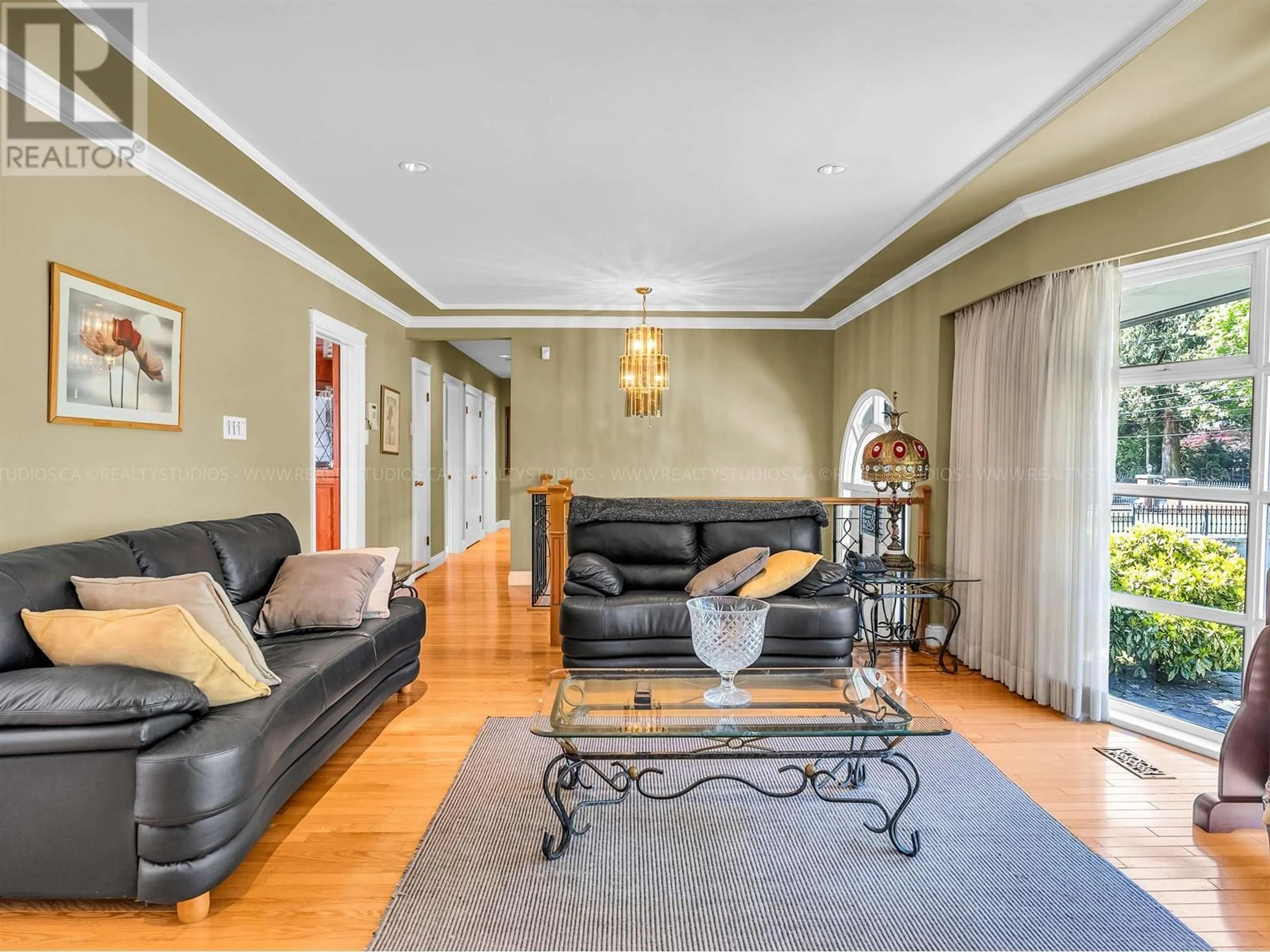 Living room with furniture, unknown for 8136 GOVERNMENT ROAD, Burnaby British Columbia V5A2E2
