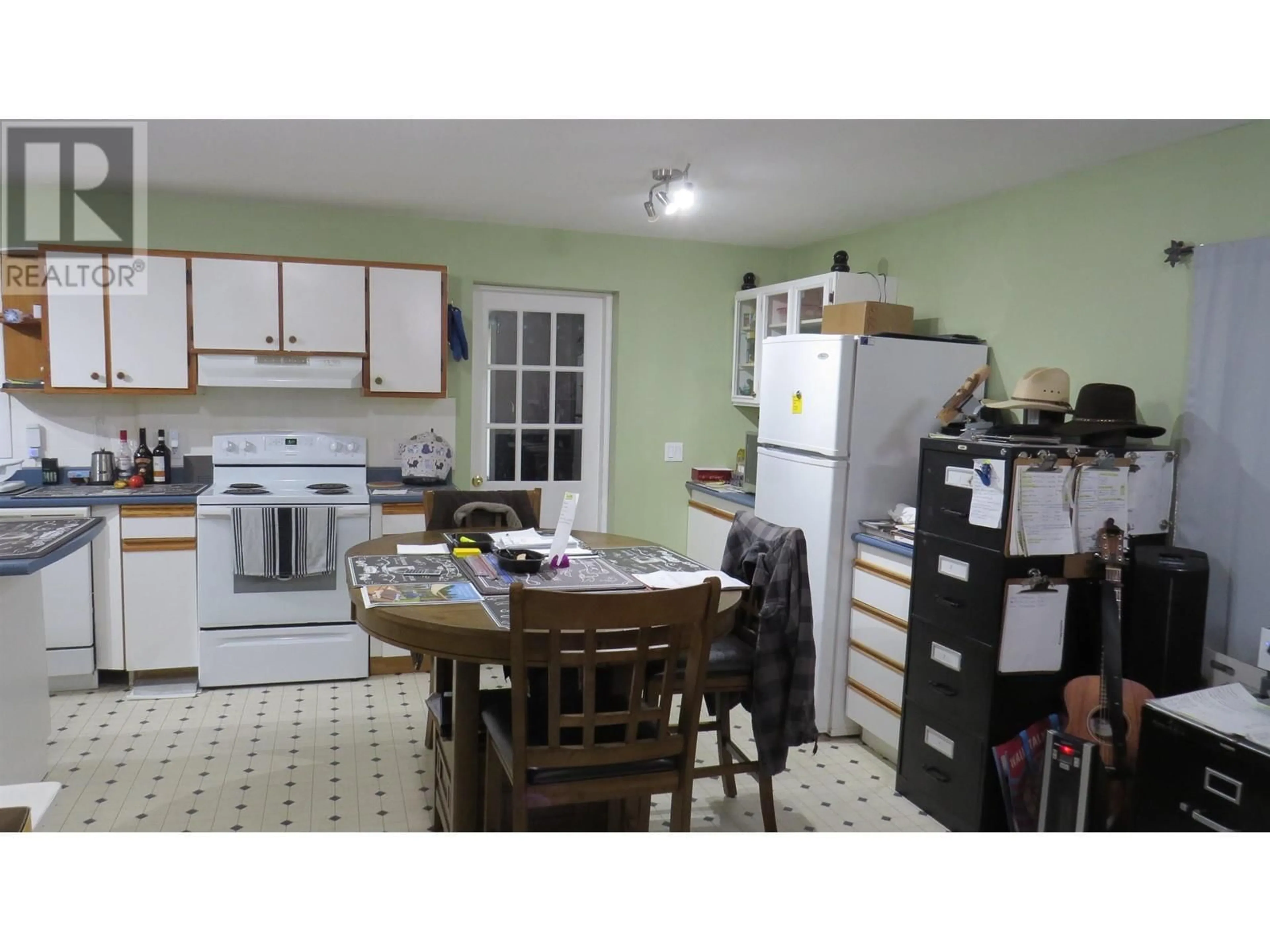 Standard kitchen, unknown for 942 MAPLE DRIVE, Quesnel British Columbia V2J5M1