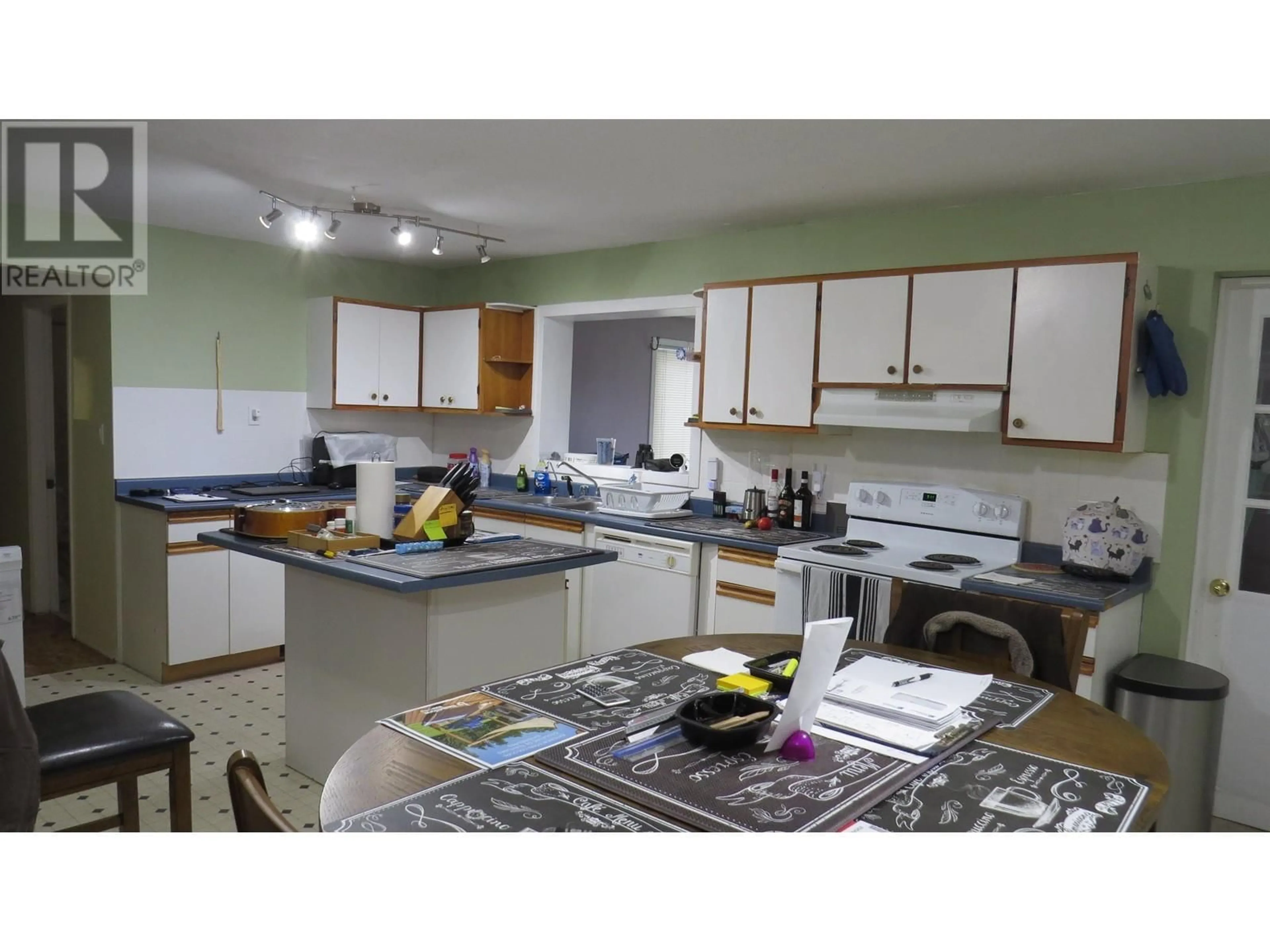 Standard kitchen, unknown for 942 MAPLE DRIVE, Quesnel British Columbia V2J5M1