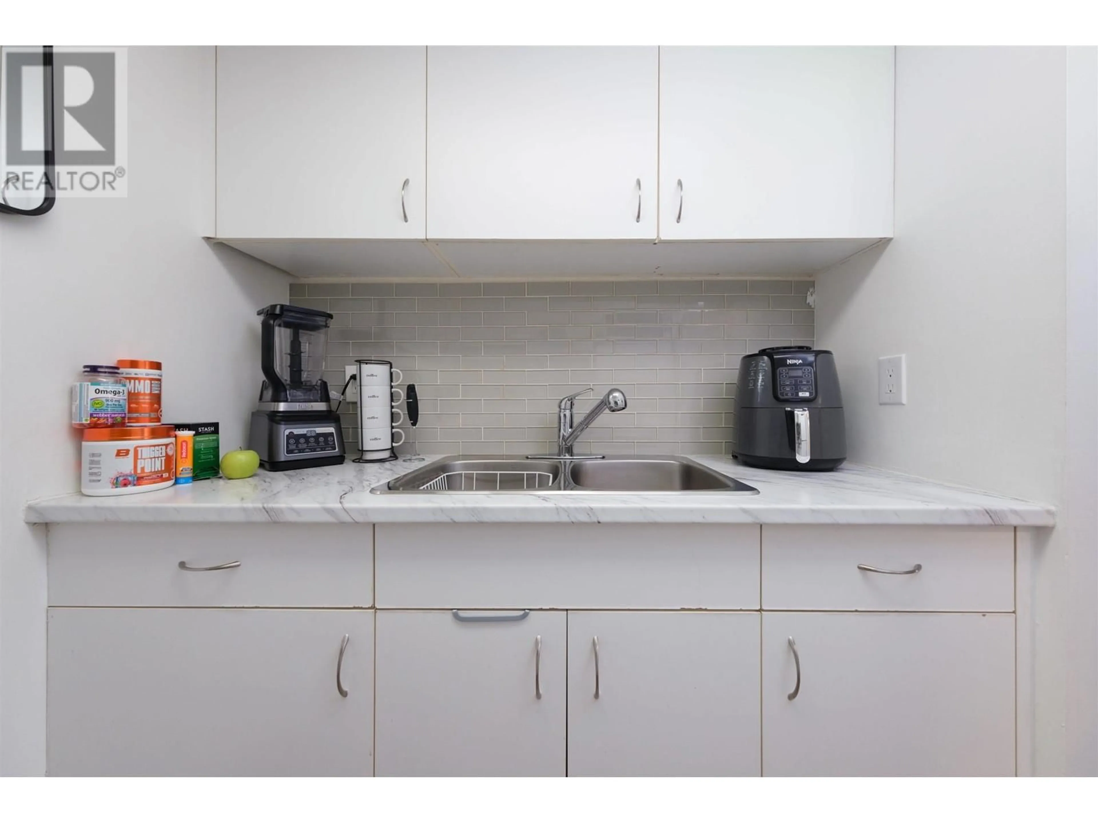 Standard kitchen, unknown for 801 - 789 DRAKE STREET, Vancouver British Columbia V6Z2N7
