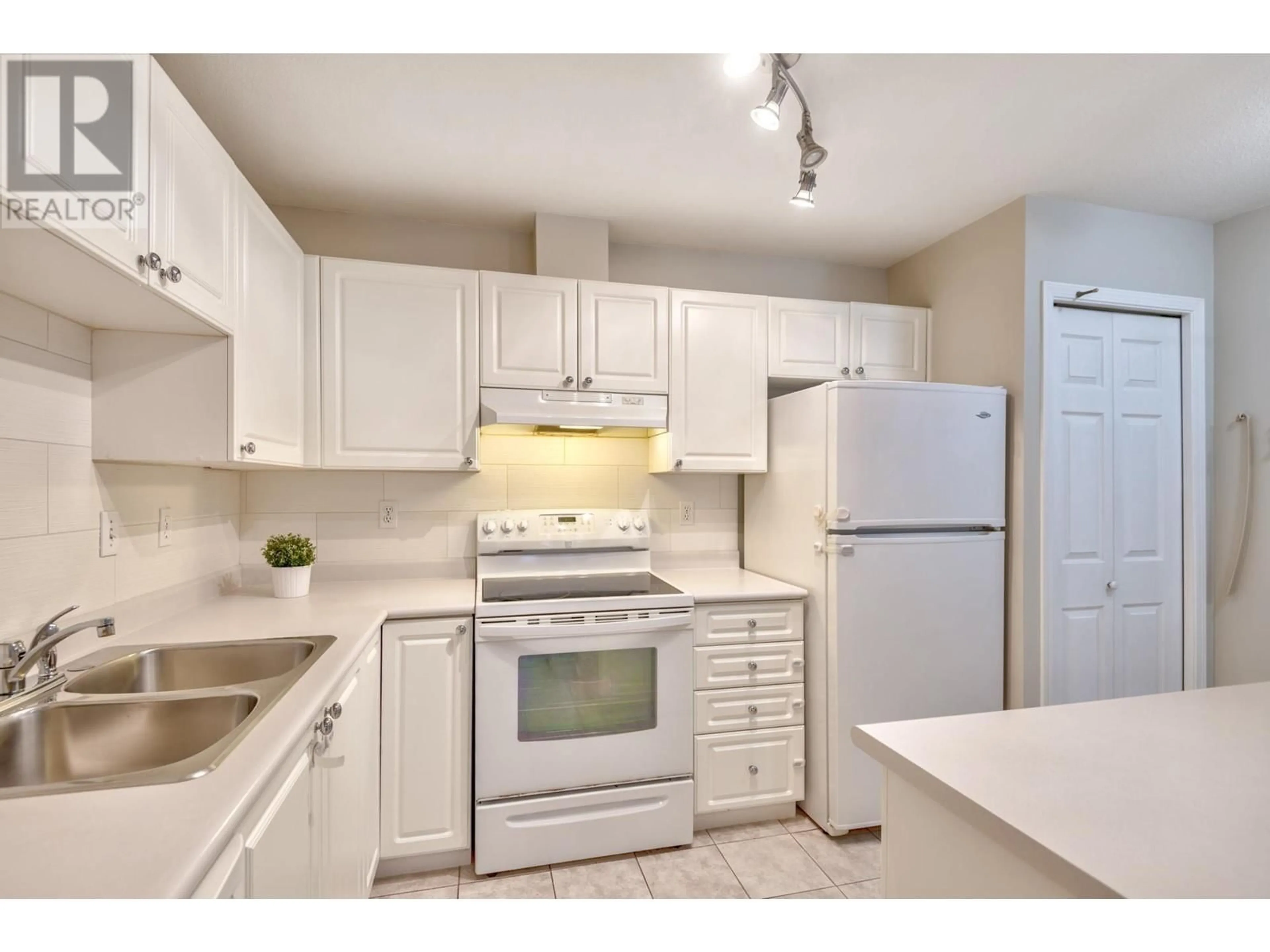 Standard kitchen, unknown for 312 - 519 TWELFTH STREET, New Westminster British Columbia V3M6V9
