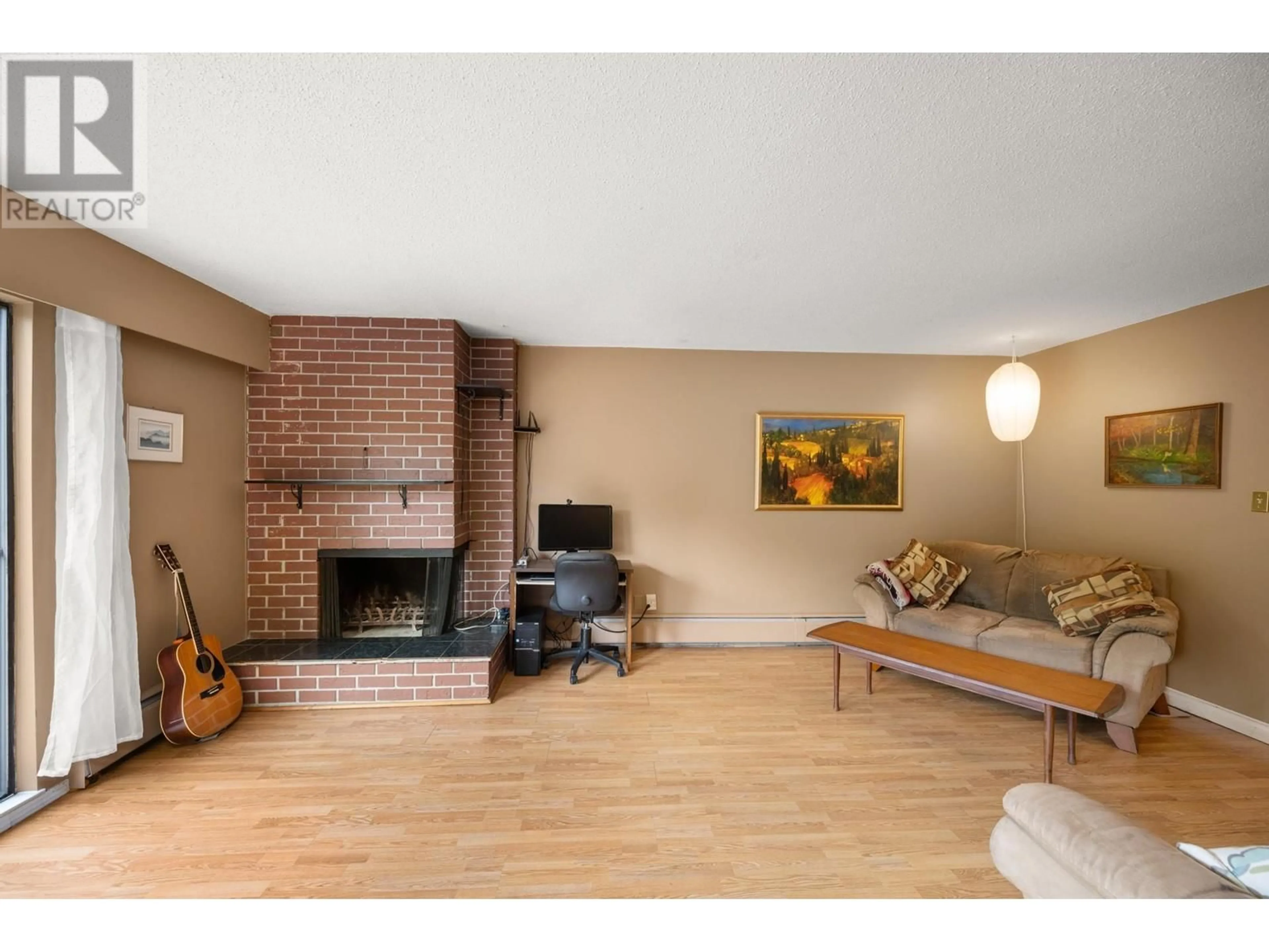Living room with furniture, wood/laminate floor for 8943 HORNE STREET, Burnaby British Columbia V3N4J8