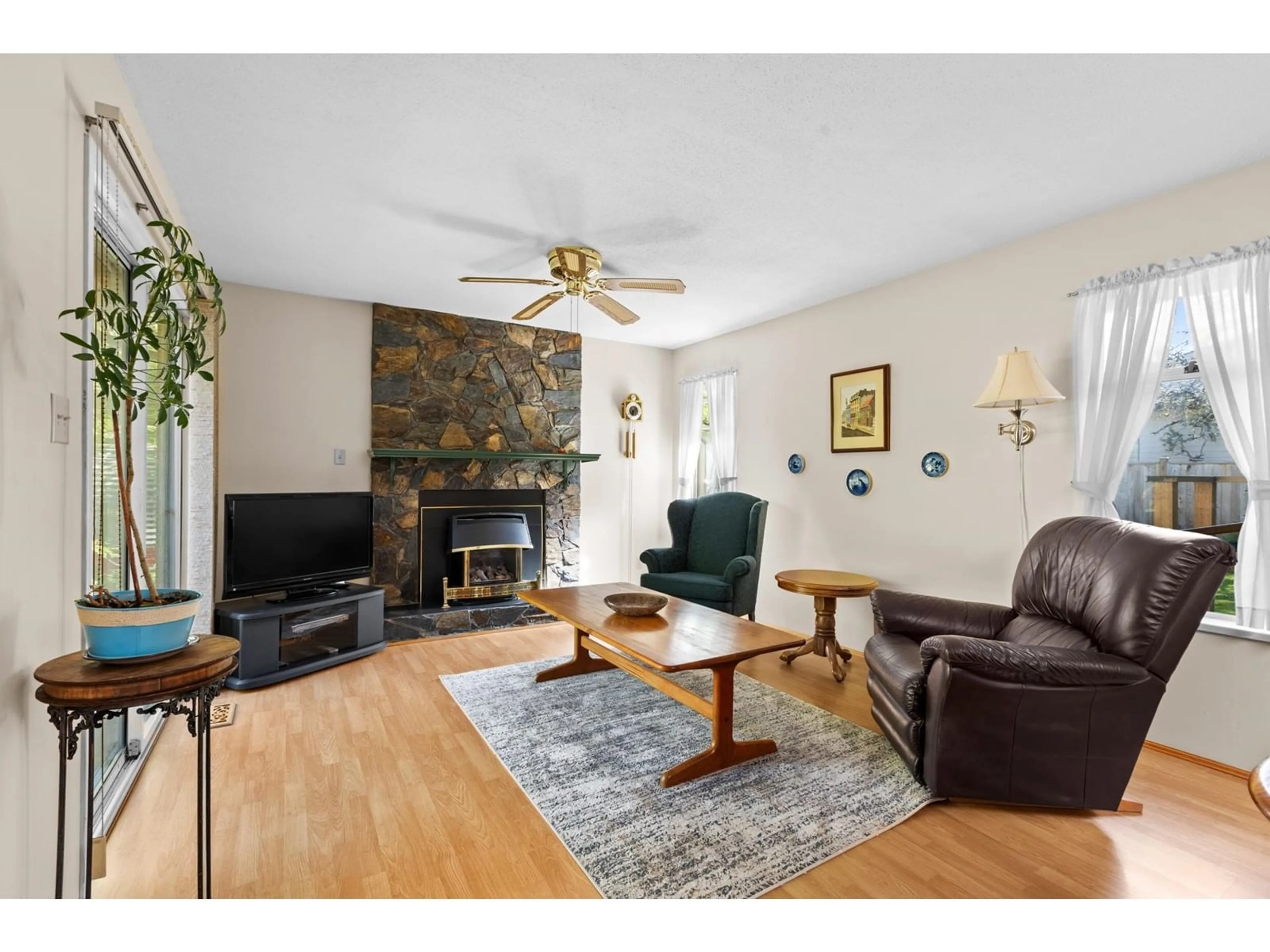 Living room with furniture, wood/laminate floor for 12825 22, Surrey British Columbia V4A7P3