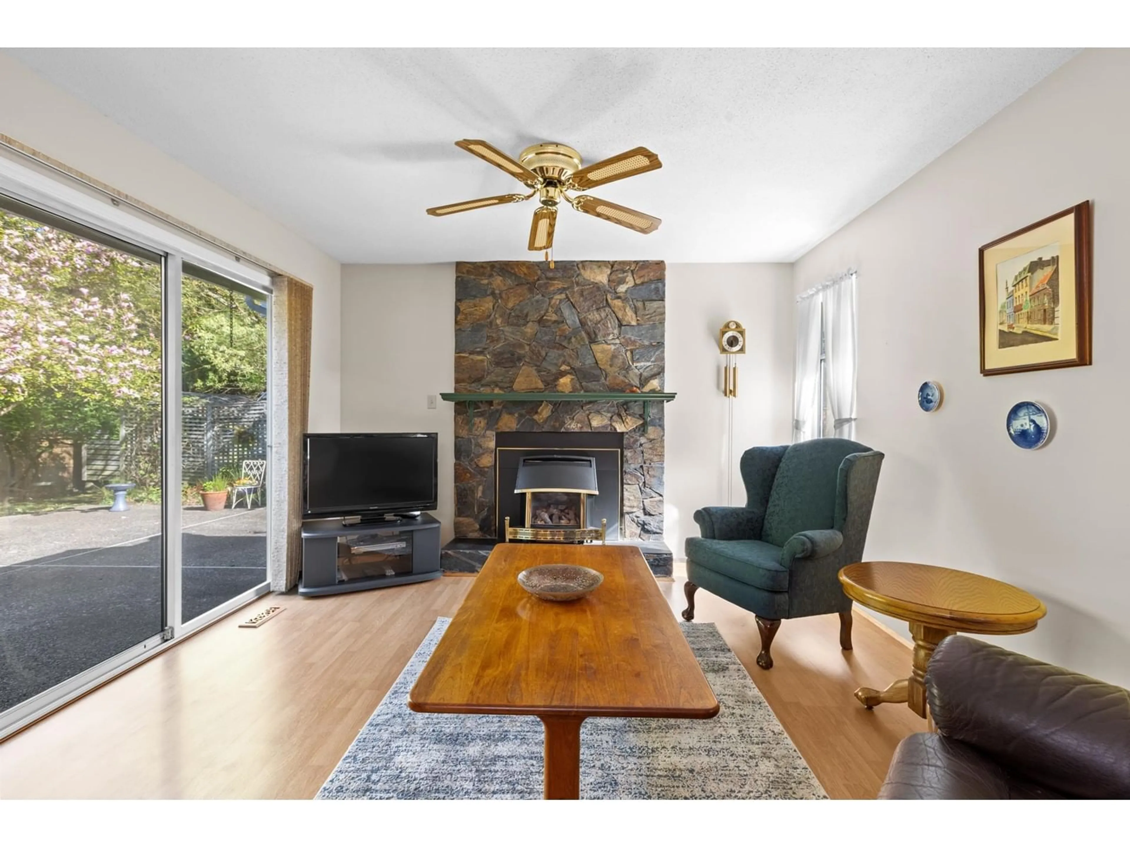 Living room with furniture, wood/laminate floor for 12825 22, Surrey British Columbia V4A7P3