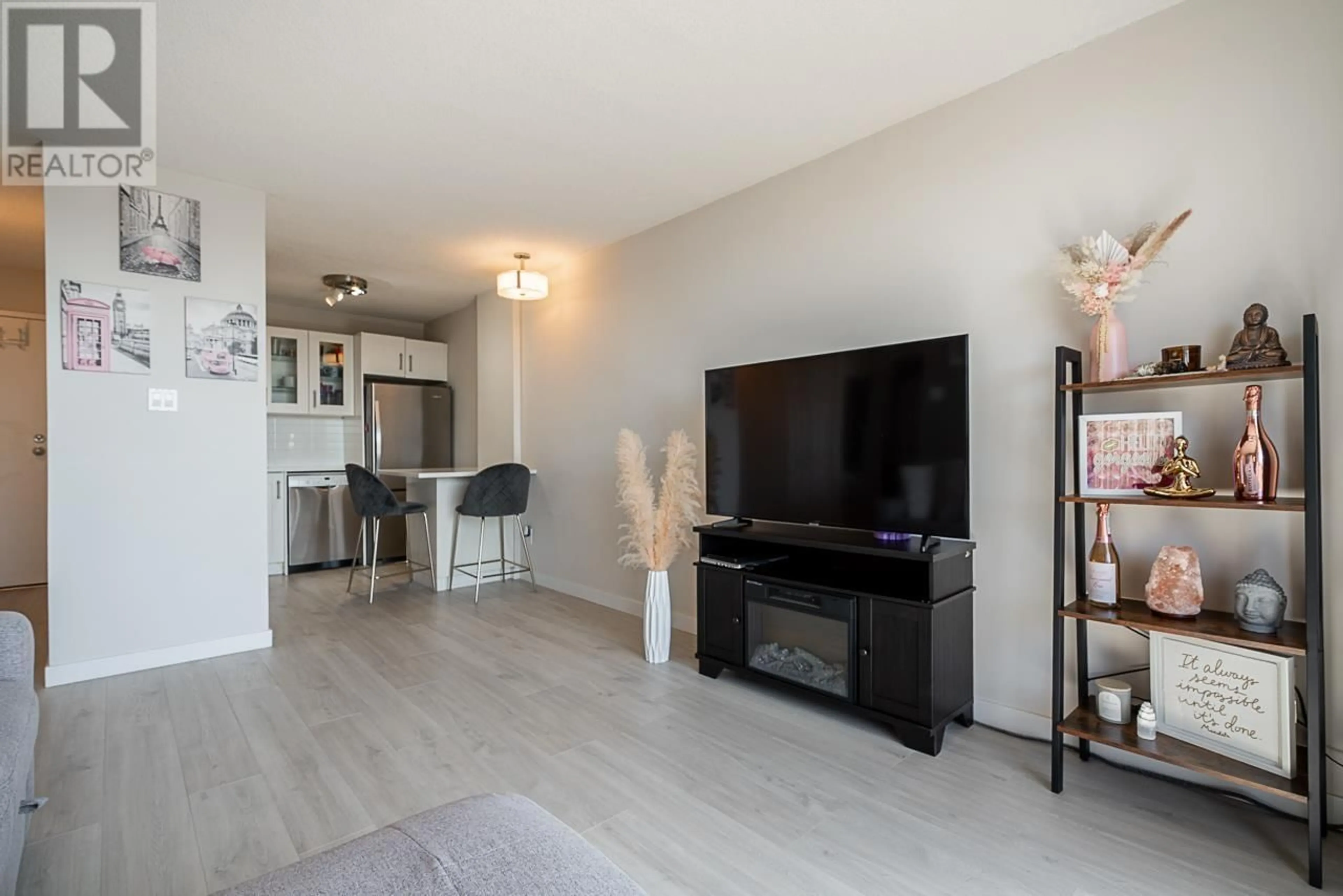 Living room with furniture, wood/laminate floor for 408 - 320 ROYAL AVENUE, New Westminster British Columbia V3L5C6