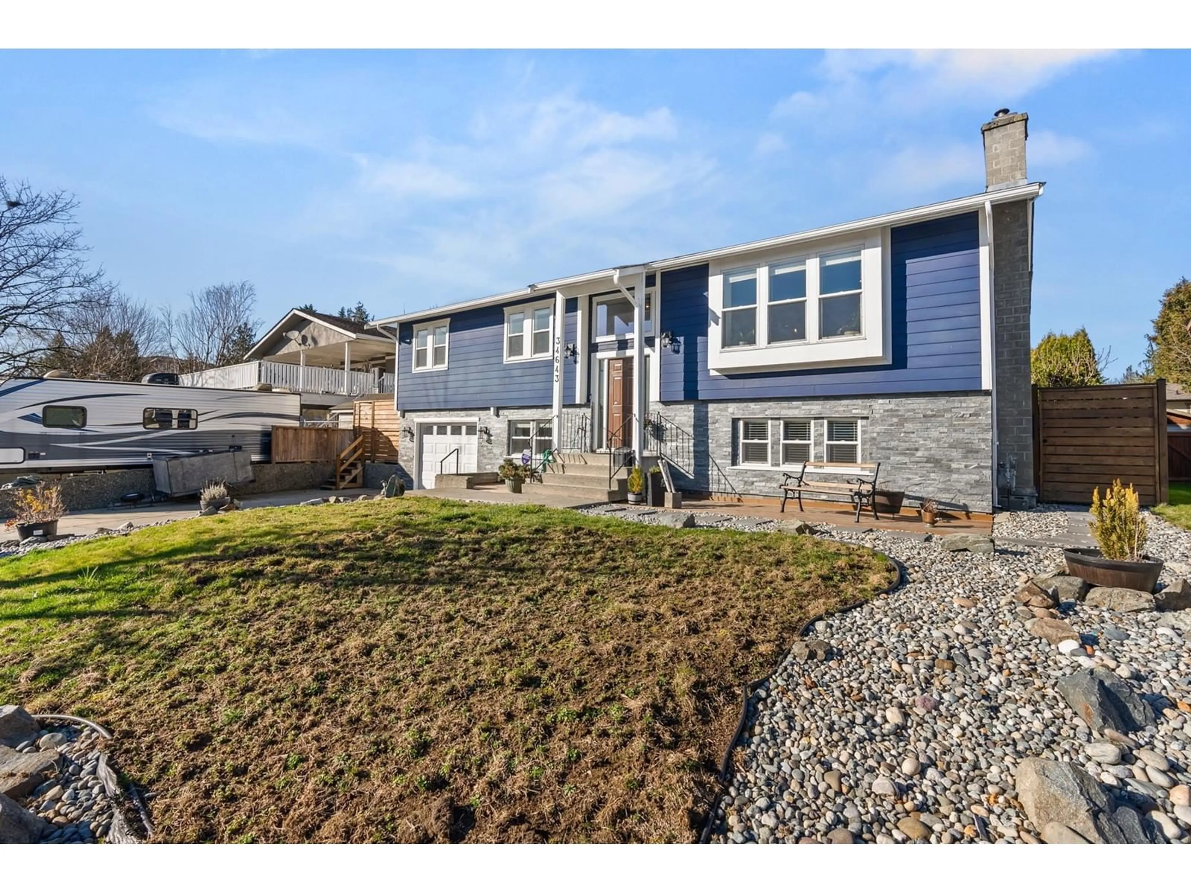 Home with vinyl exterior material, street for 34643 ST MATTHEWS, Abbotsford British Columbia V2S5L4