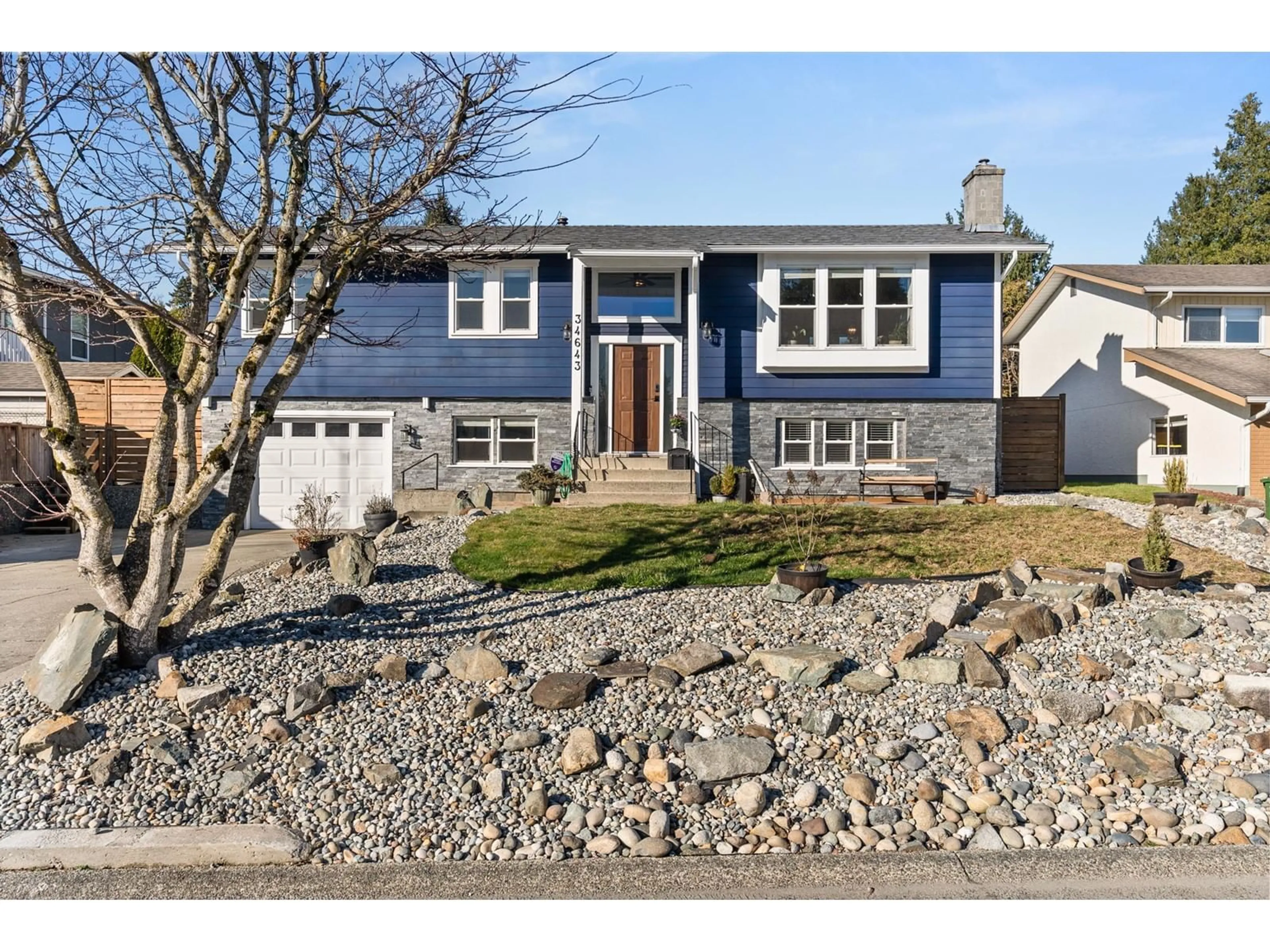 Home with vinyl exterior material, street for 34643 ST MATTHEWS, Abbotsford British Columbia V2S5L4