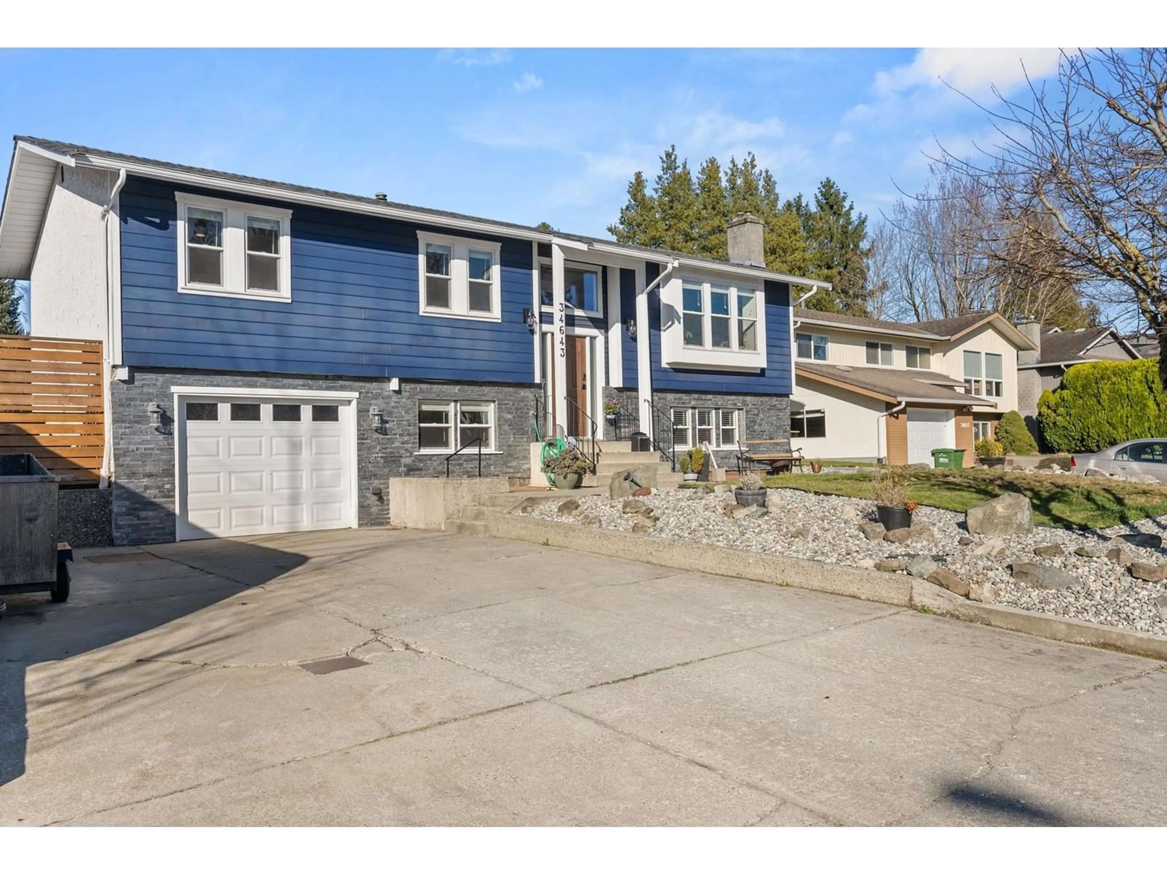 Home with vinyl exterior material, street for 34643 ST MATTHEWS, Abbotsford British Columbia V2S5L4
