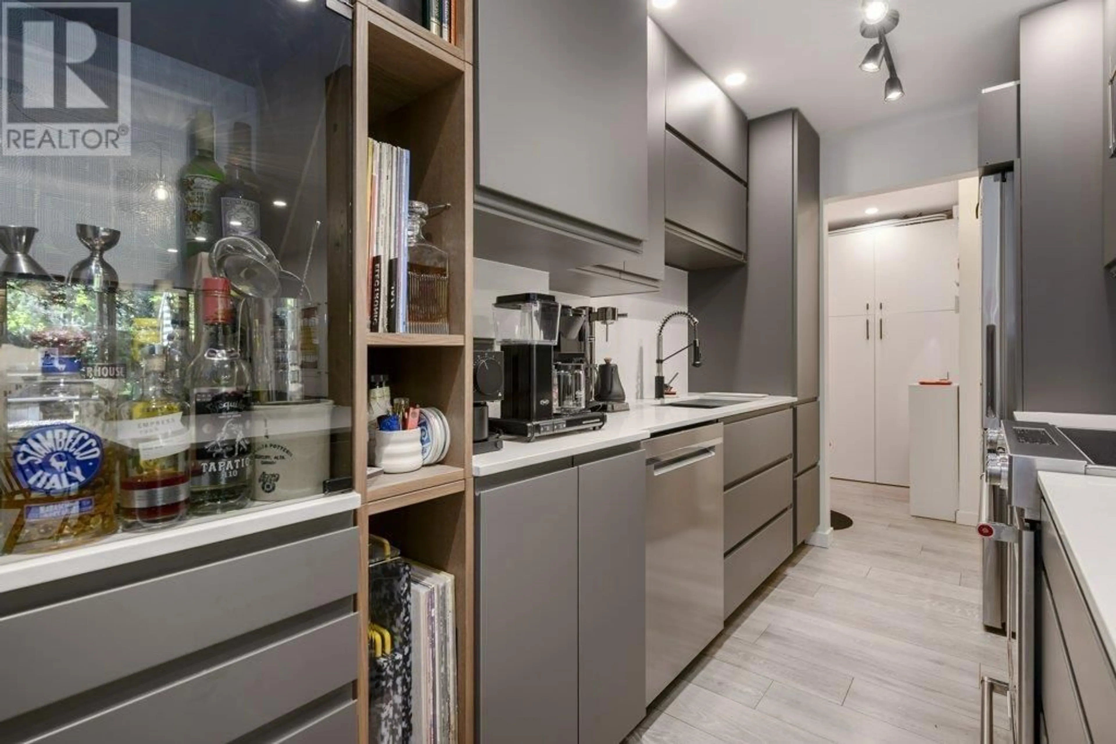 Contemporary kitchen, unknown for 106 - 225 3RD STREET, North Vancouver British Columbia V7M1E9