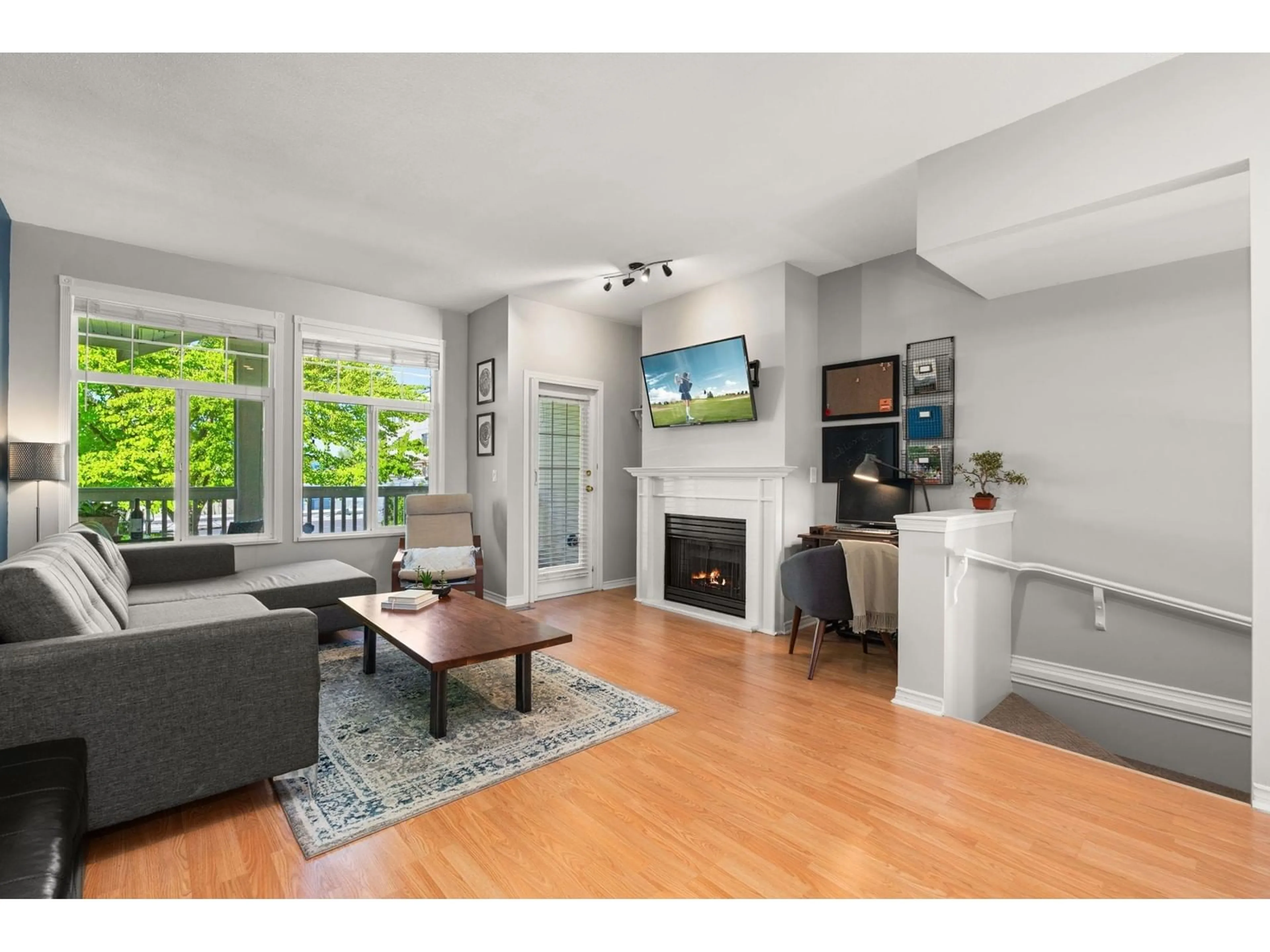 Living room with furniture, wood/laminate floor for 70 - 14877 58, Surrey British Columbia V3S8Y9
