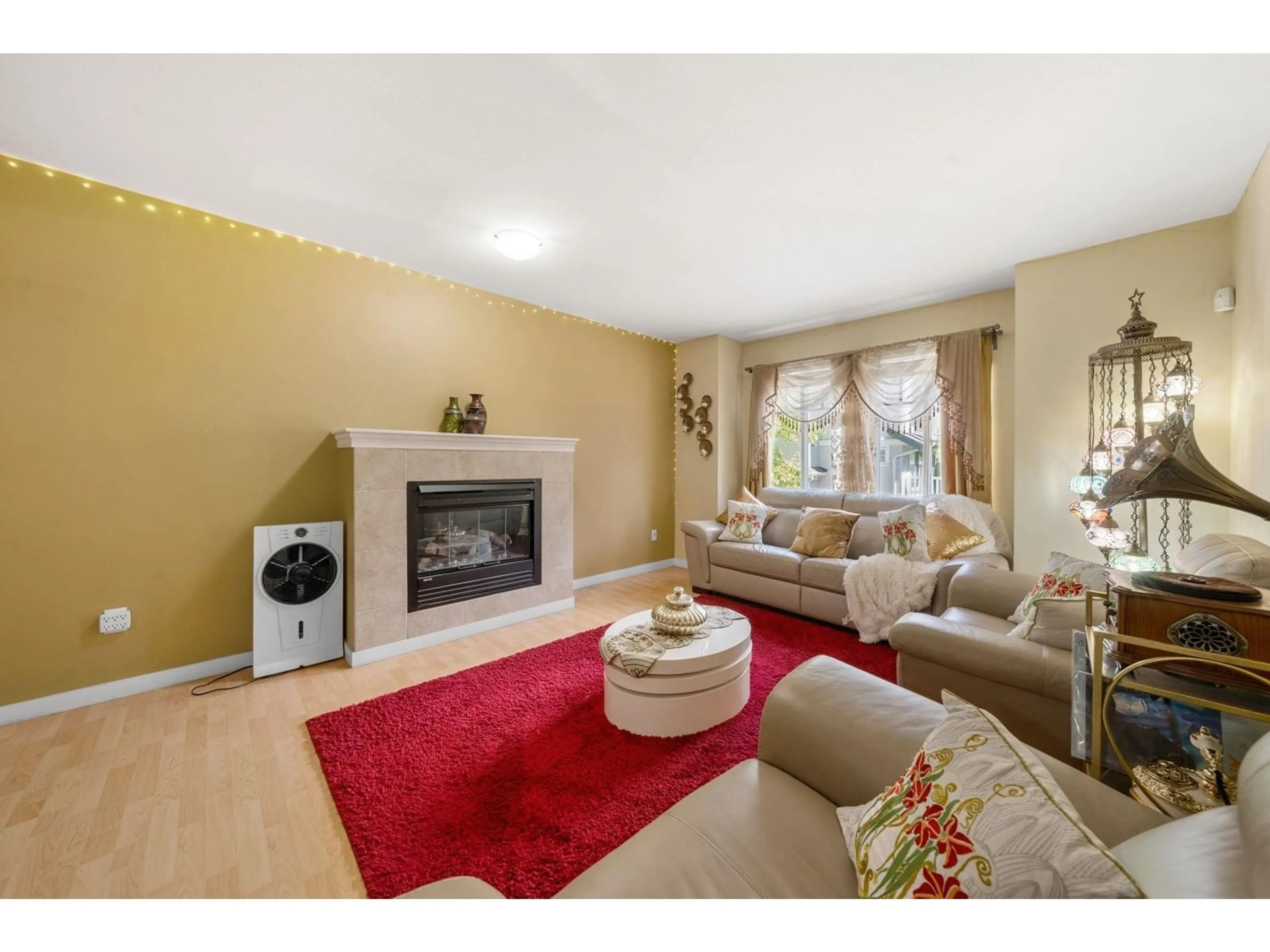 Living room with furniture, carpet floor for 61 - 12711 64, Surrey British Columbia V3W1X1