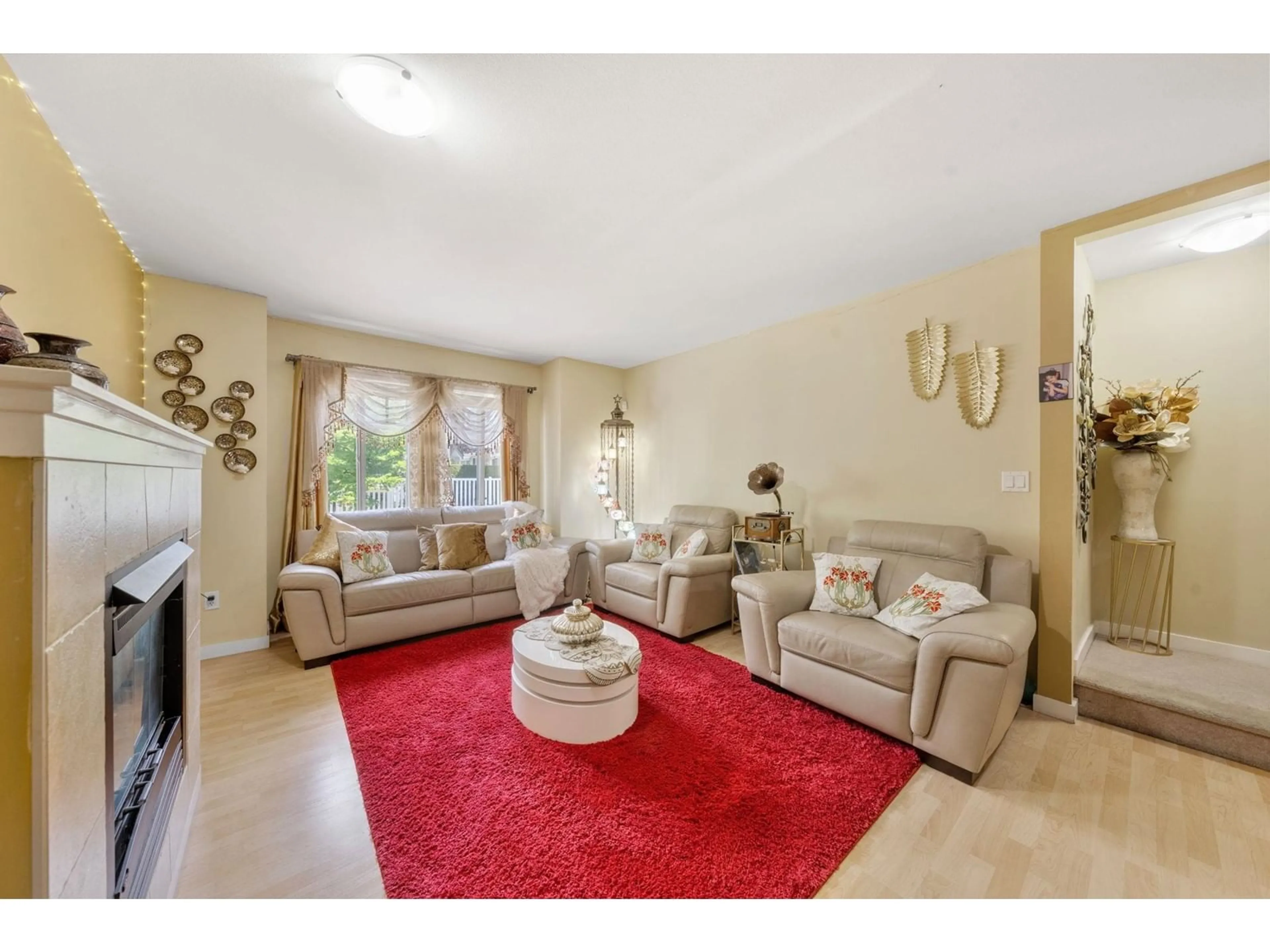 Living room with furniture, unknown for 61 - 12711 64, Surrey British Columbia V3W1X1