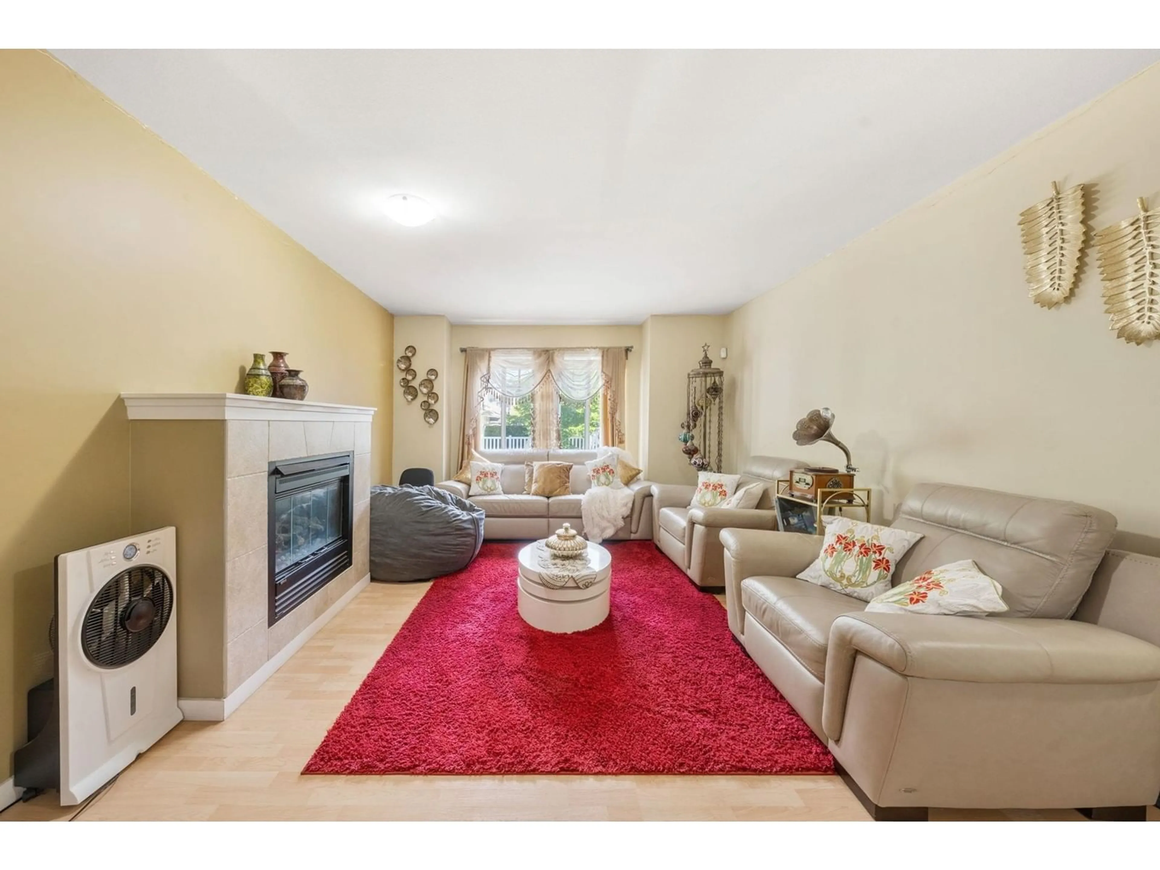 Living room with furniture, unknown for 61 - 12711 64, Surrey British Columbia V3W1X1
