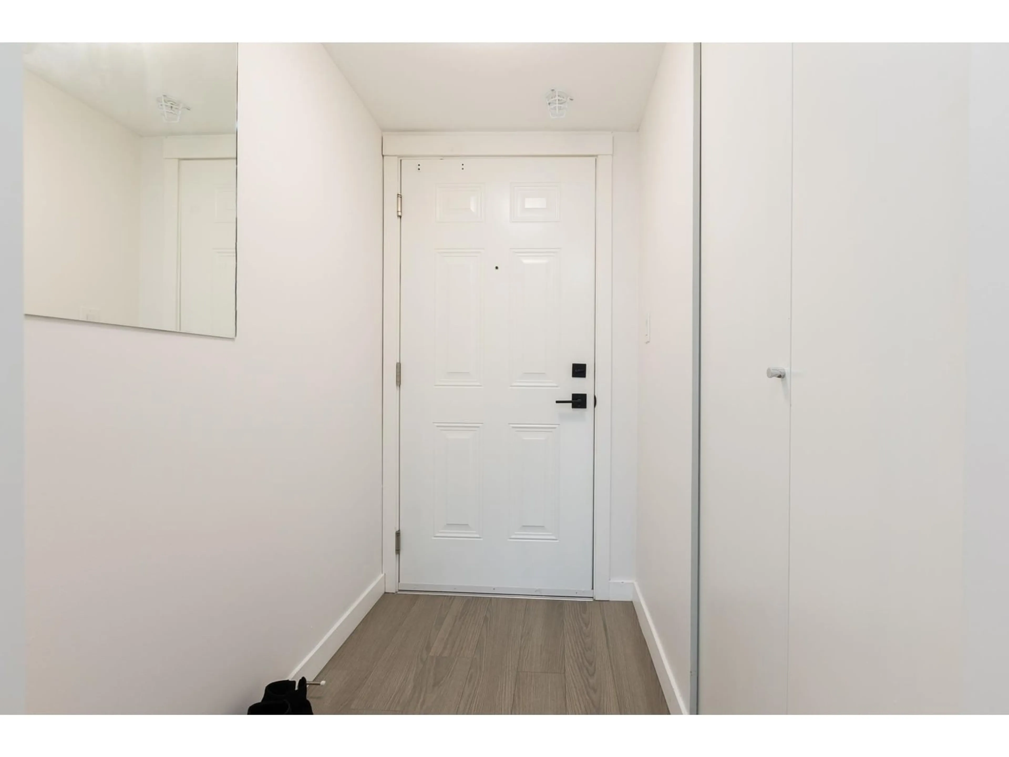 Indoor entryway for 408 - 10688 140, Surrey British Columbia V3T4N8