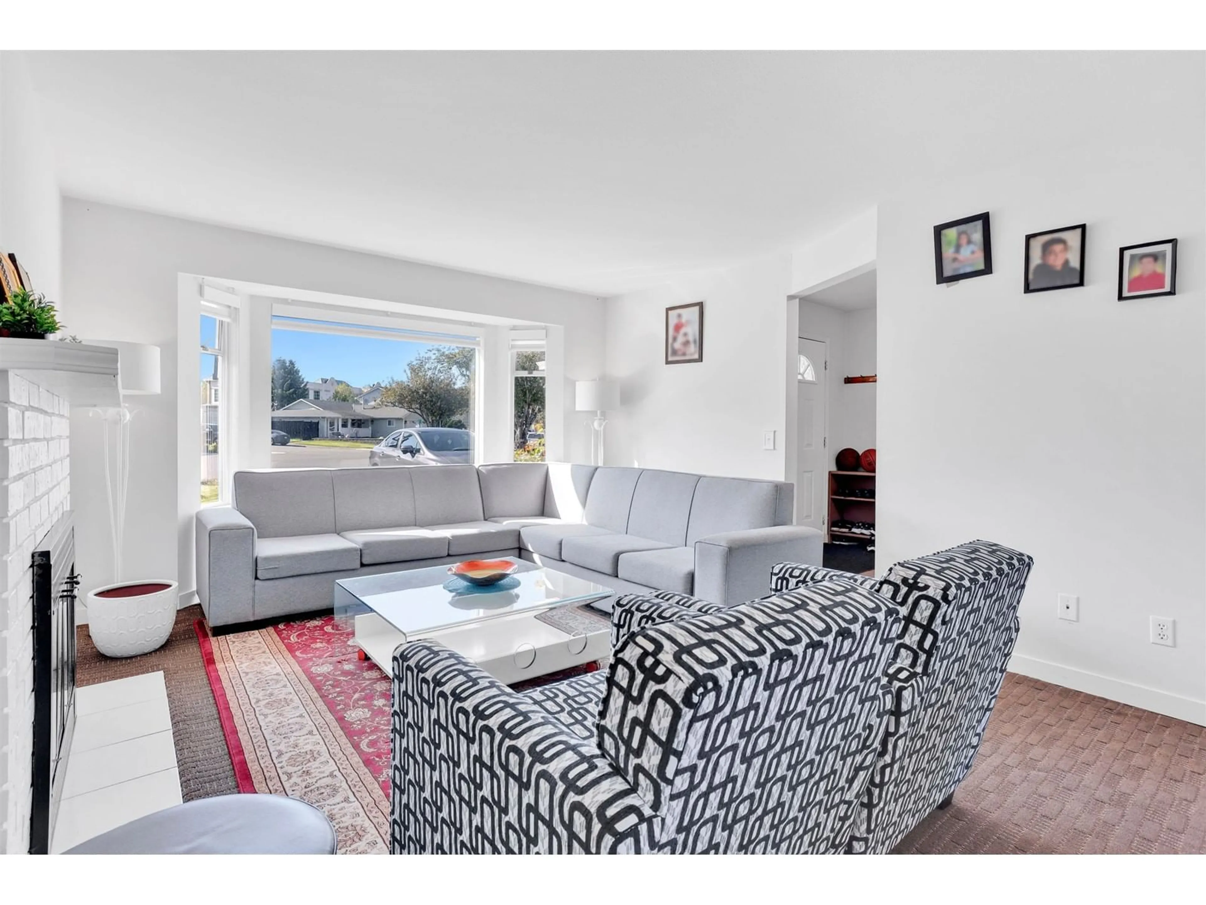 Living room with furniture, unknown for 8484 120A, Surrey British Columbia V3W9R3