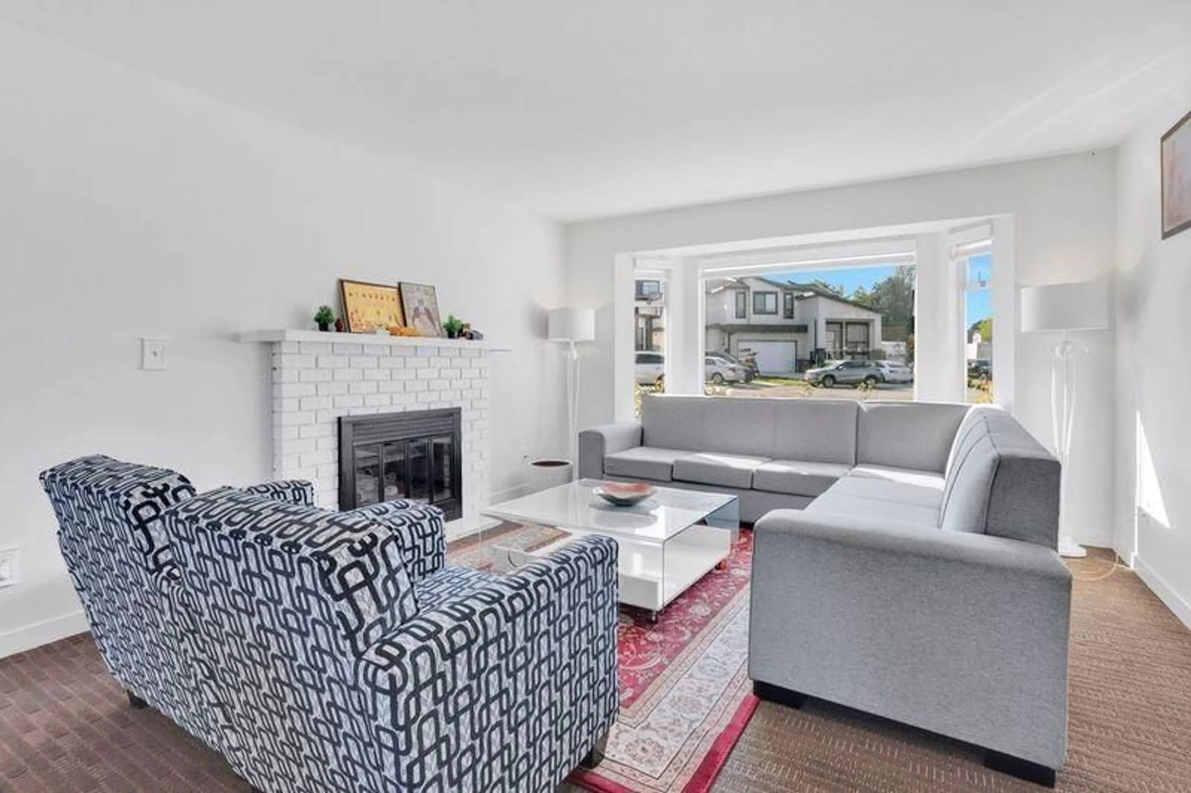 Living room with furniture, unknown for 8484 120A, Surrey British Columbia V3W9R3