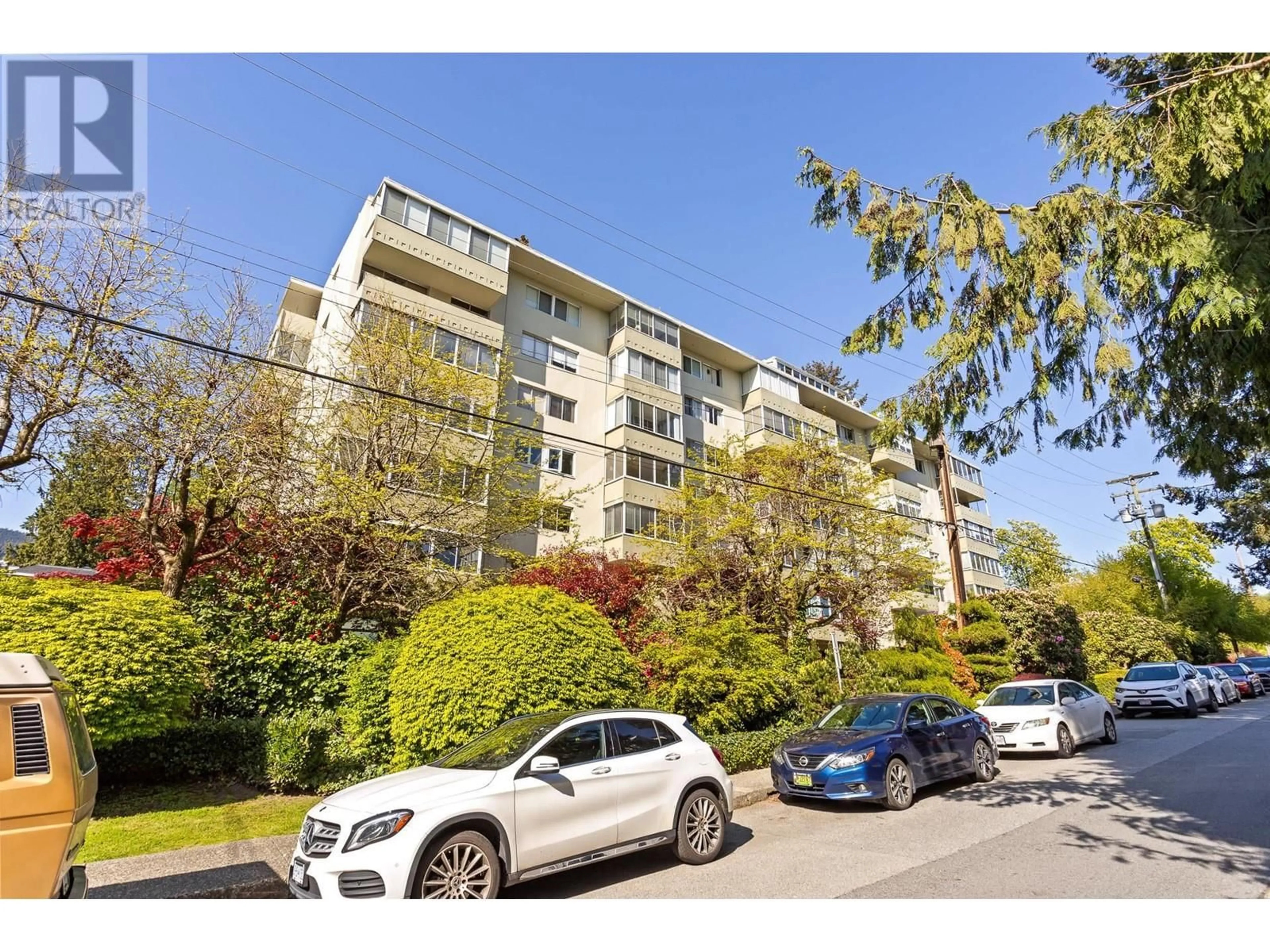 A pic from outside/outdoor area/front of a property/back of a property/a pic from drone, street for 402 - 1425 ESQUIMALT AVENUE, West Vancouver British Columbia V7T1L1