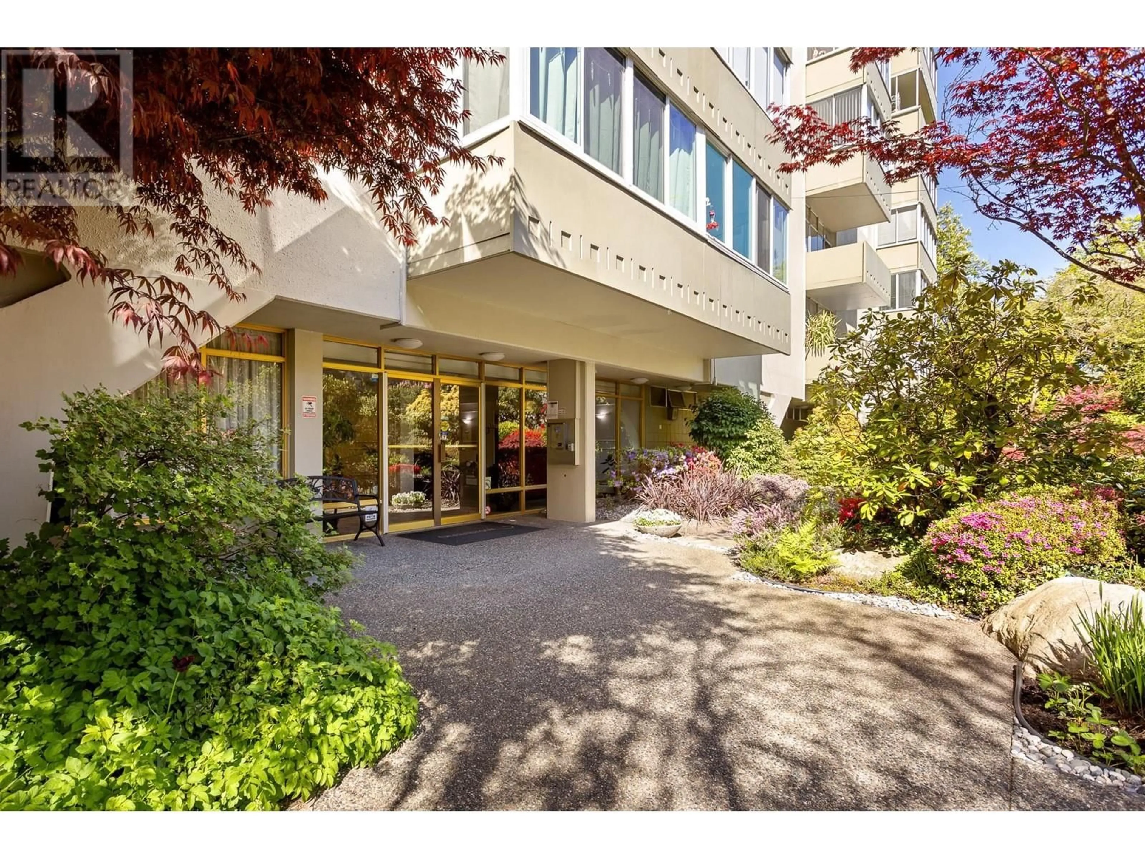 Indoor foyer for 402 - 1425 ESQUIMALT AVENUE, West Vancouver British Columbia V7T1L1