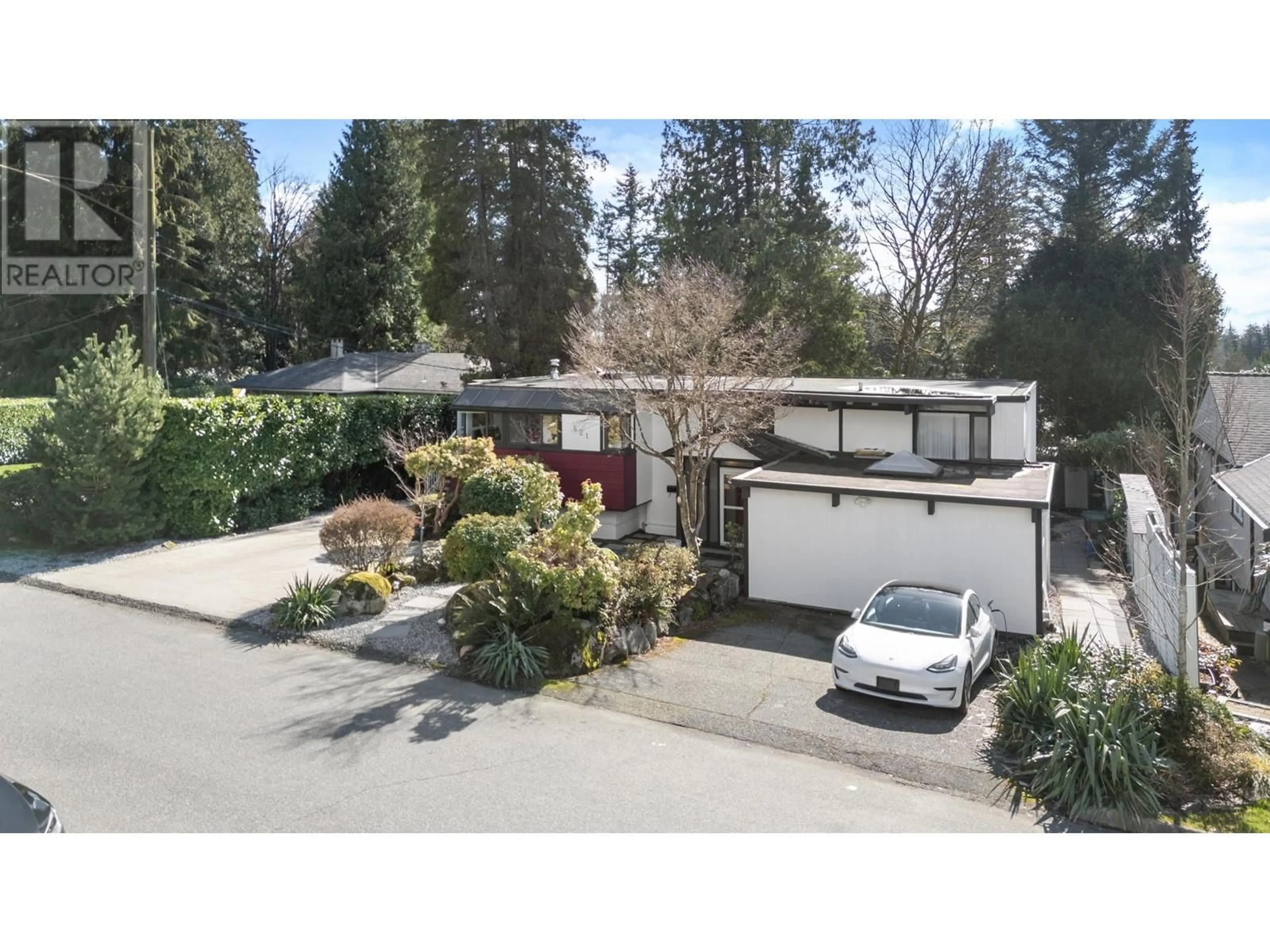 A pic from outside/outdoor area/front of a property/back of a property/a pic from drone, street for 621 THE DEL, North Vancouver British Columbia V7N2X9