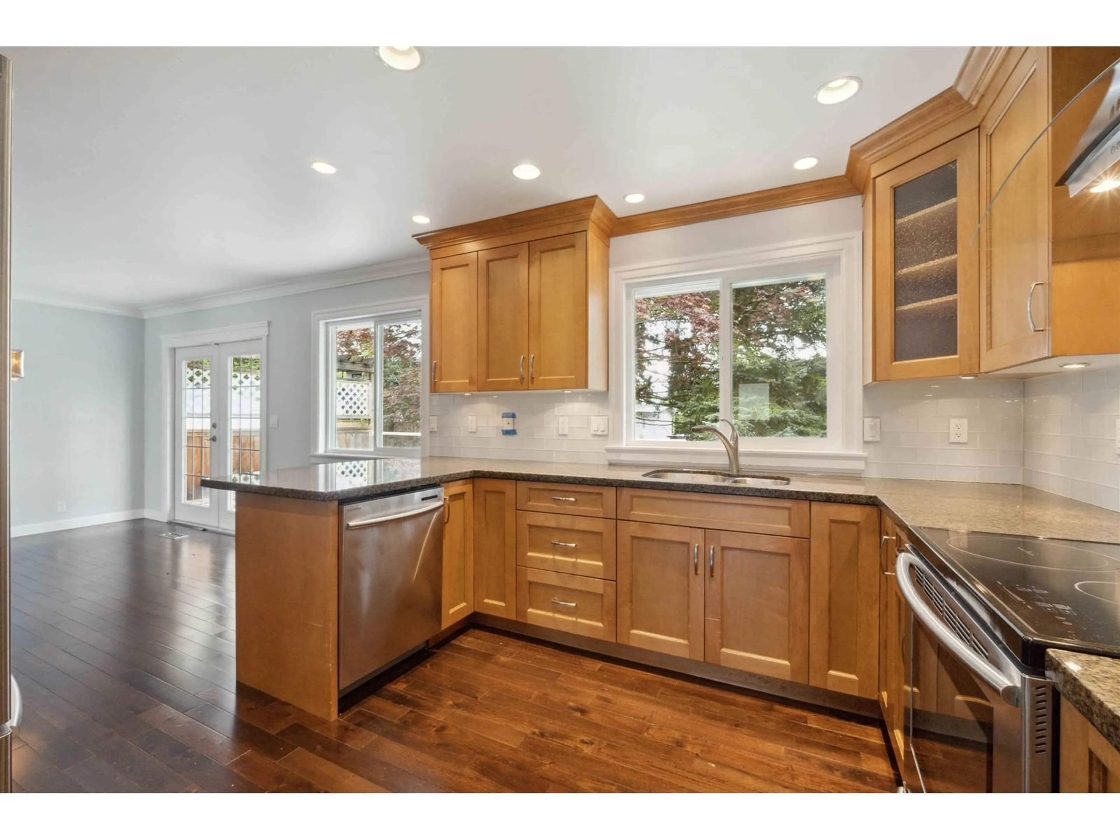 Open concept kitchen, unknown for 13106 100, Surrey British Columbia V3T1H3