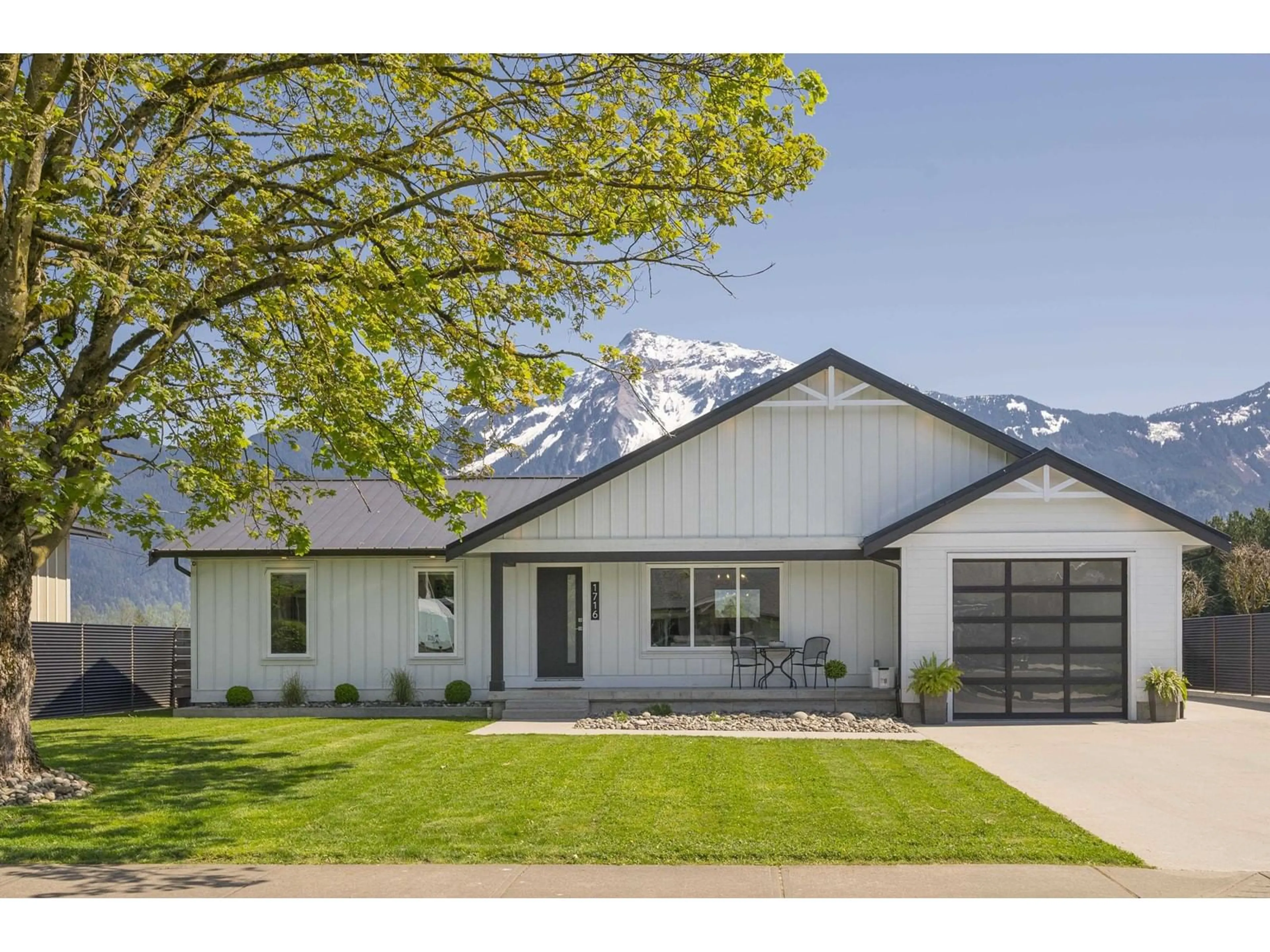 Home with vinyl exterior material, mountain view for 1716 AGASSIZ AVENUE, Agassiz British Columbia V0M1A3