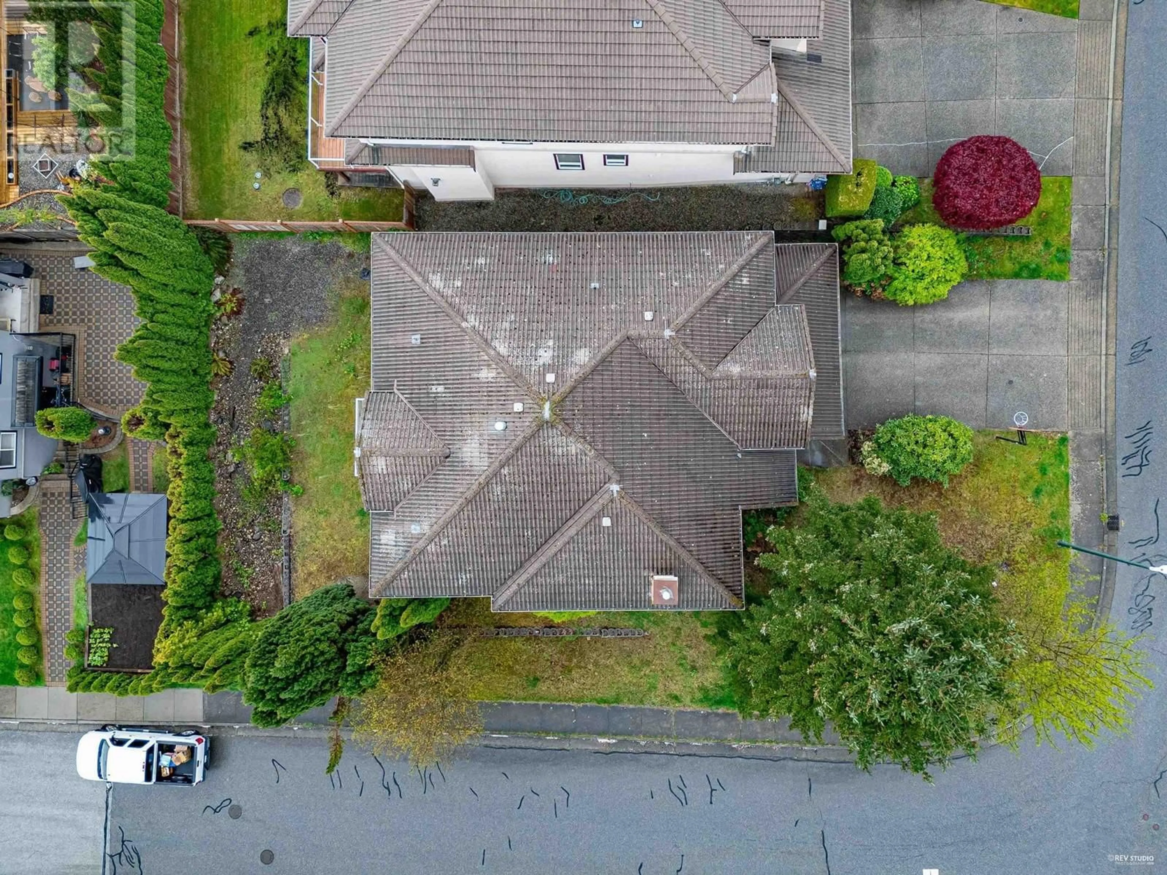 A pic from outside/outdoor area/front of a property/back of a property/a pic from drone, street for 3078 CARDINAL COURT, Coquitlam British Columbia V3E3C4