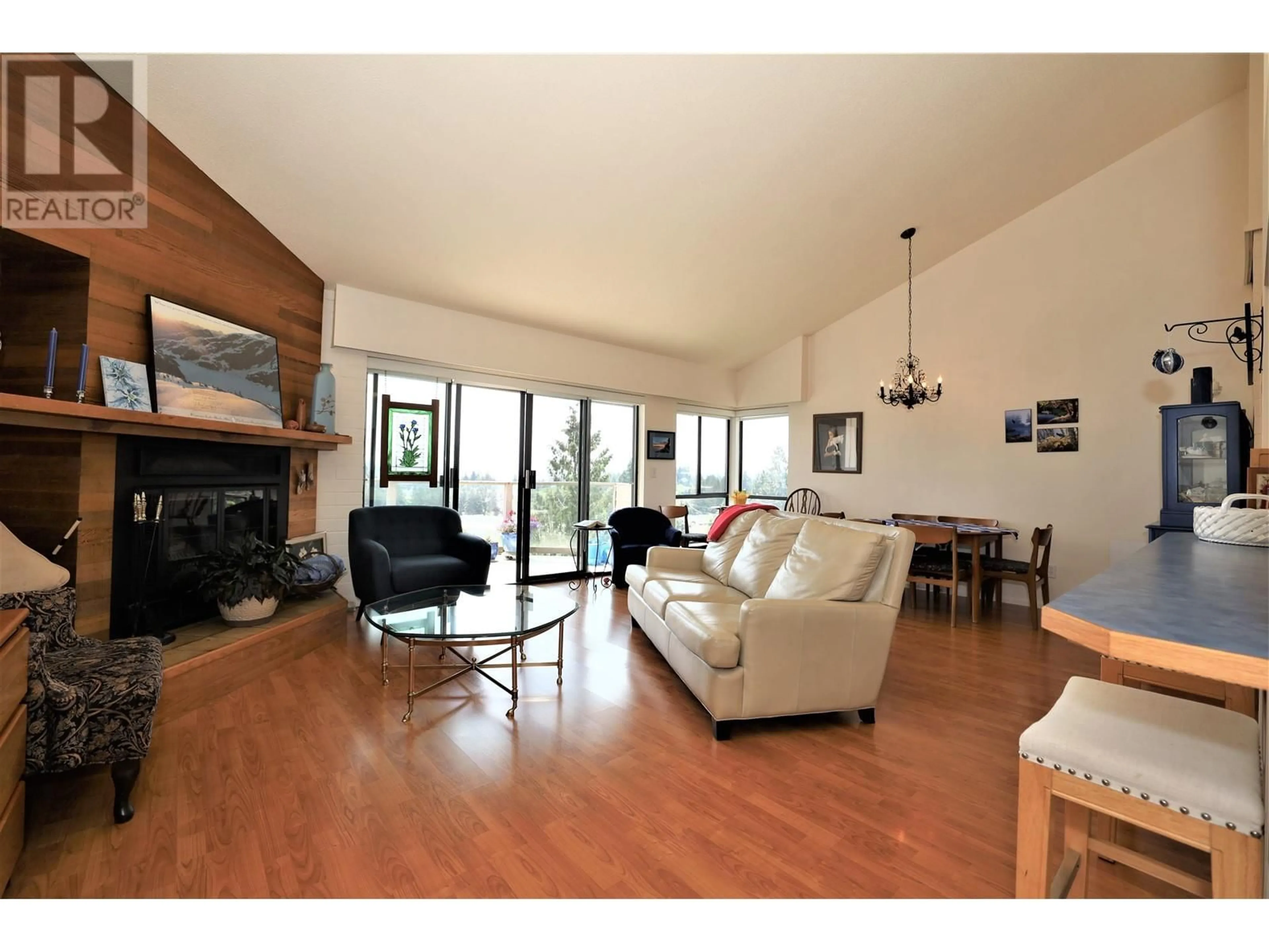 Living room with furniture, wood/laminate floor for 7 - 5746 MARINE WAY, Sechelt British Columbia V7Z0L8