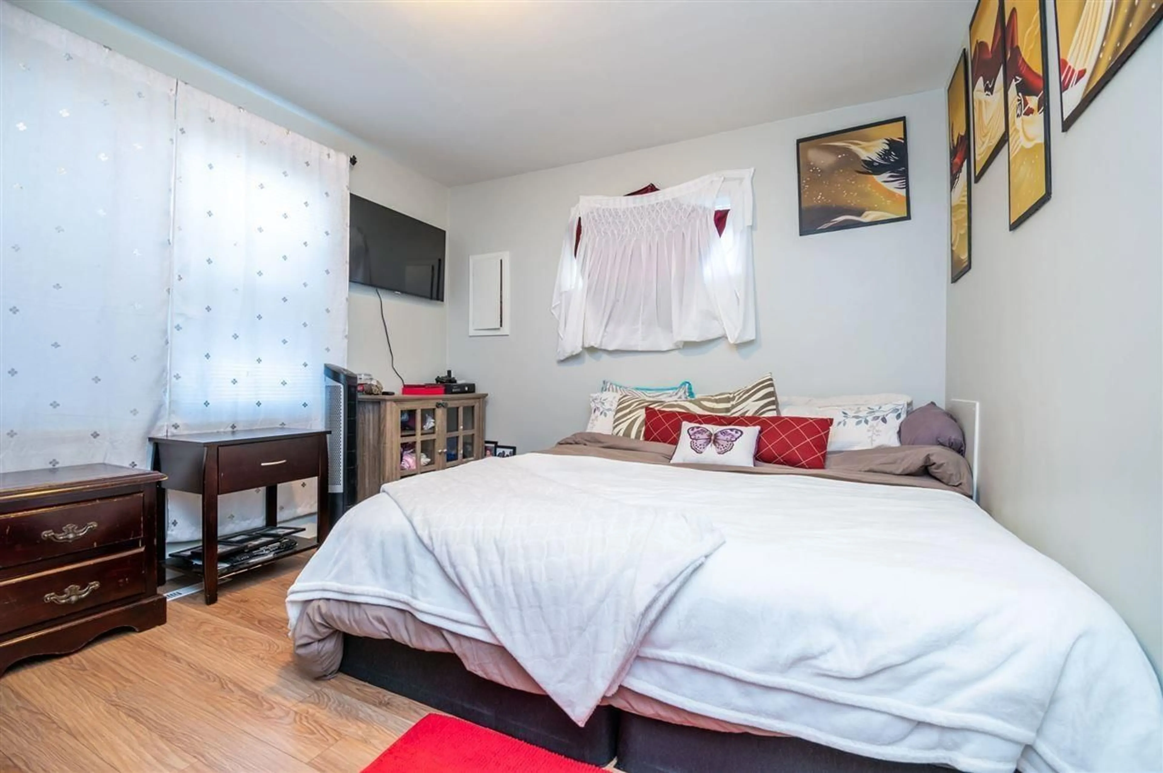 Bedroom with bed, wood/laminate floor for 46080 FIRST AVENUE, Chilliwack British Columbia V2P1W1