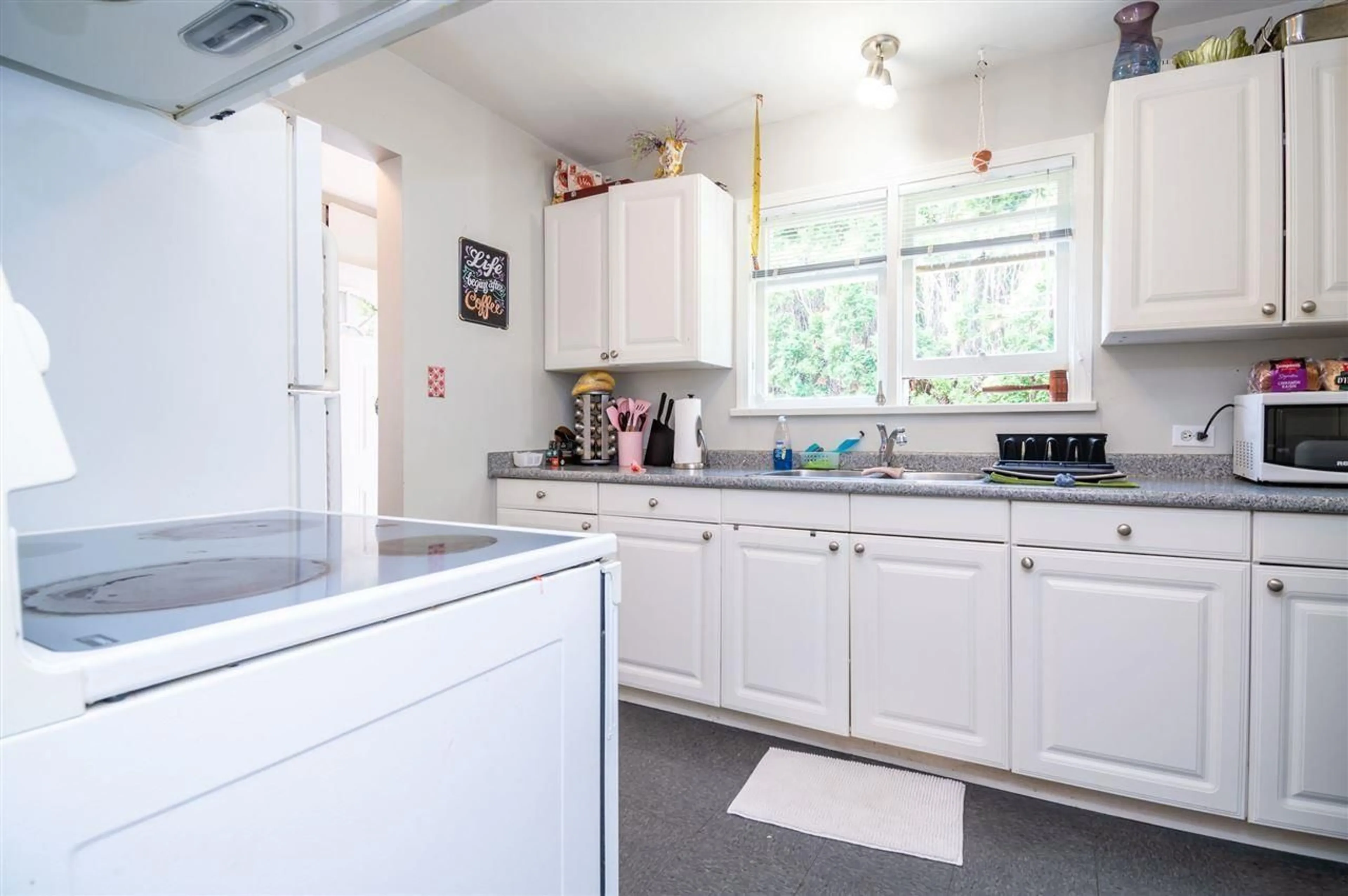 Standard kitchen, unknown for 46080 FIRST AVENUE, Chilliwack British Columbia V2P1W1