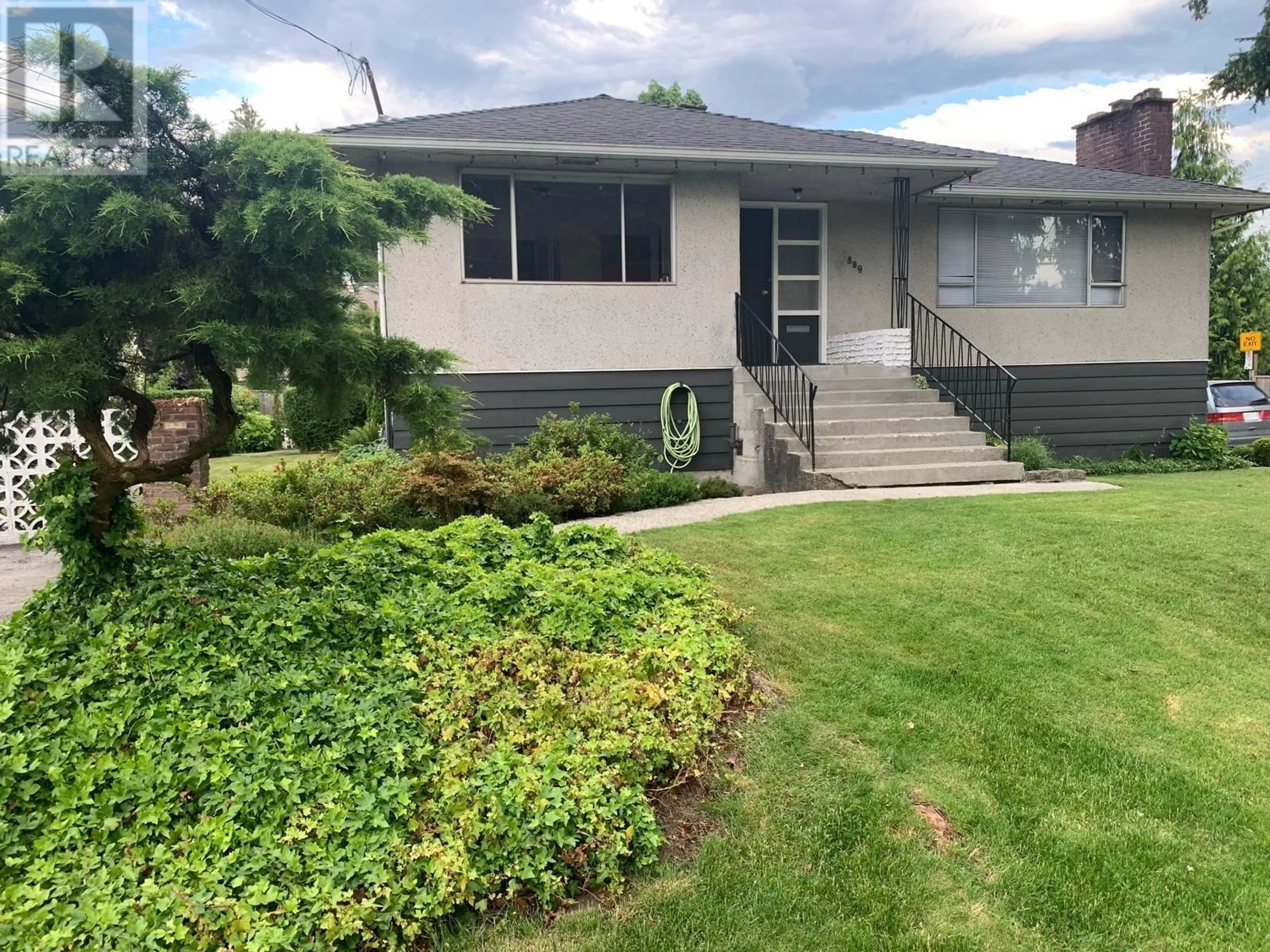 Home with vinyl exterior material, street for 809 PORTER STREET, Coquitlam British Columbia V3J5B9