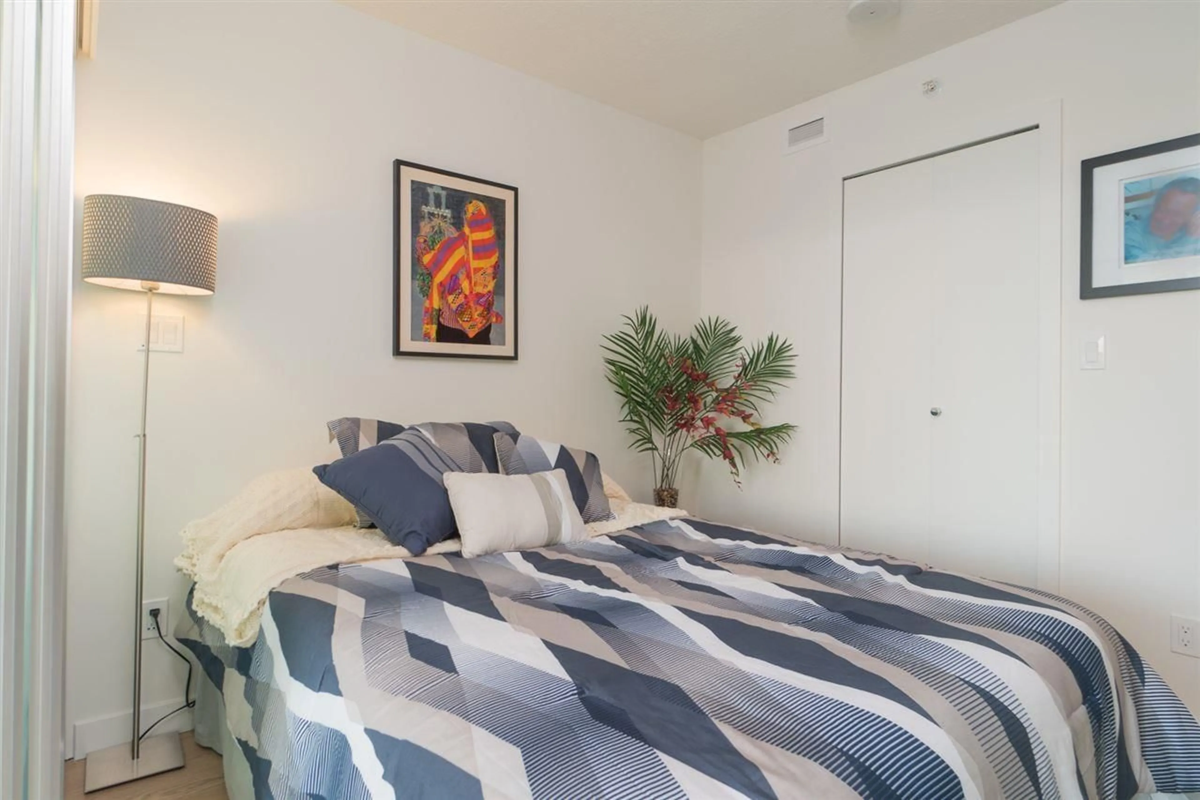 Bedroom with bed, unknown for 2010 - 13696 100, Surrey British Columbia V3T0L5