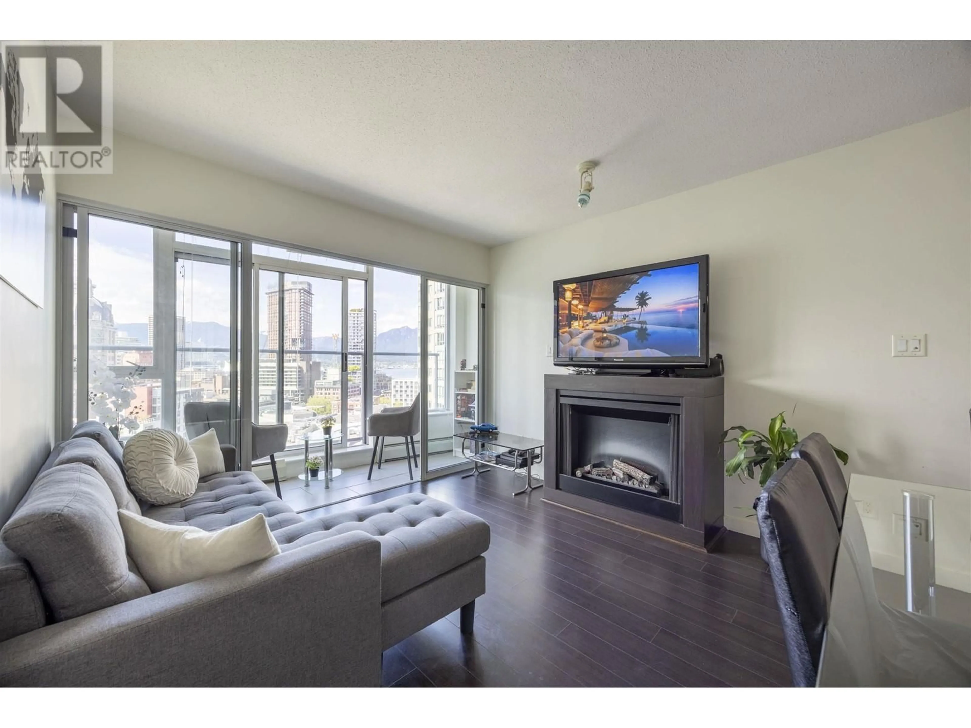 Living room with furniture, wood/laminate floor for 2006 - 58 KEEFER PLACE, Vancouver British Columbia V6B0B8