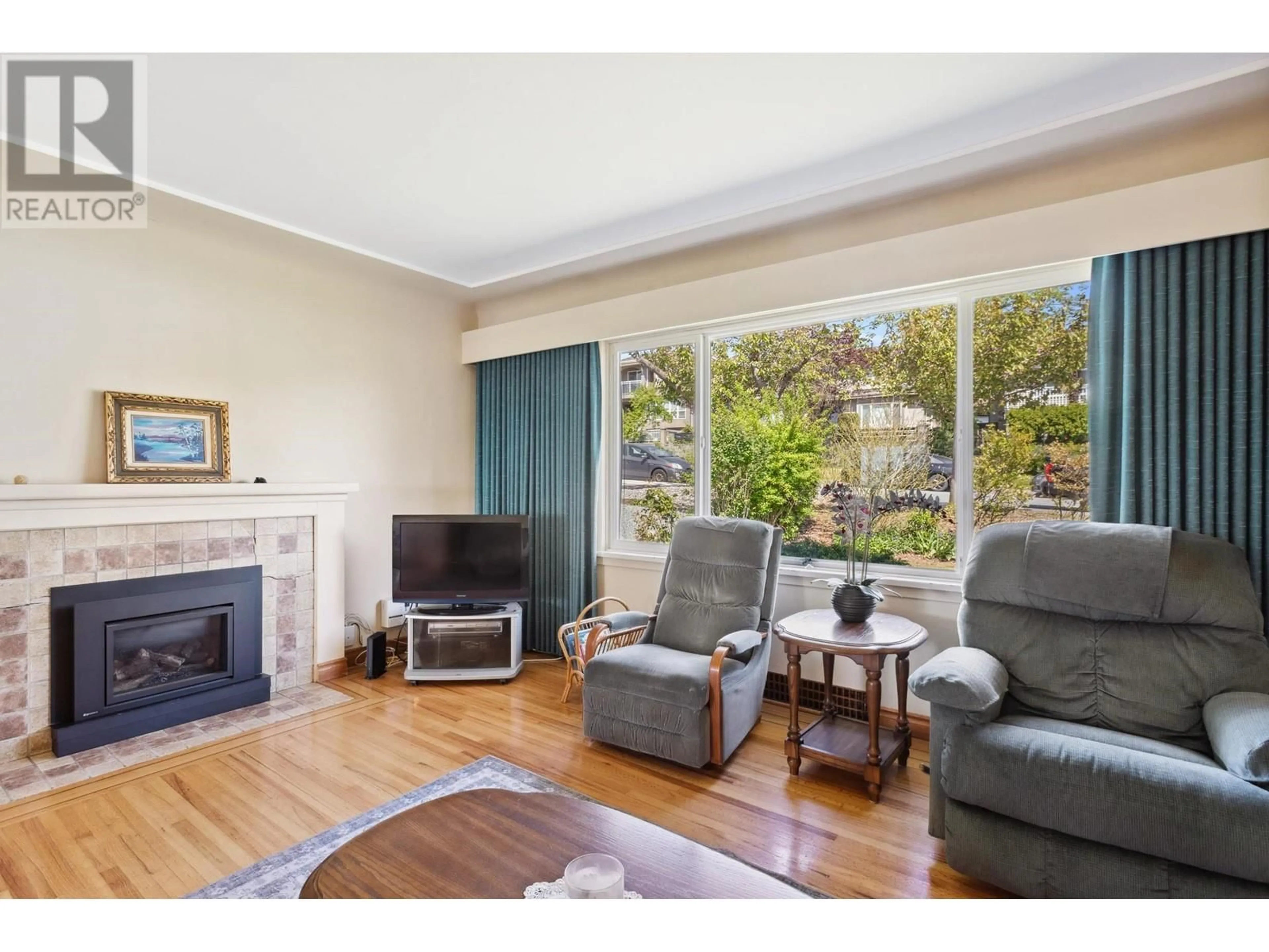 Living room with furniture, wood/laminate floor for 6426 NEVILLE STREET, Burnaby British Columbia V5E1A6