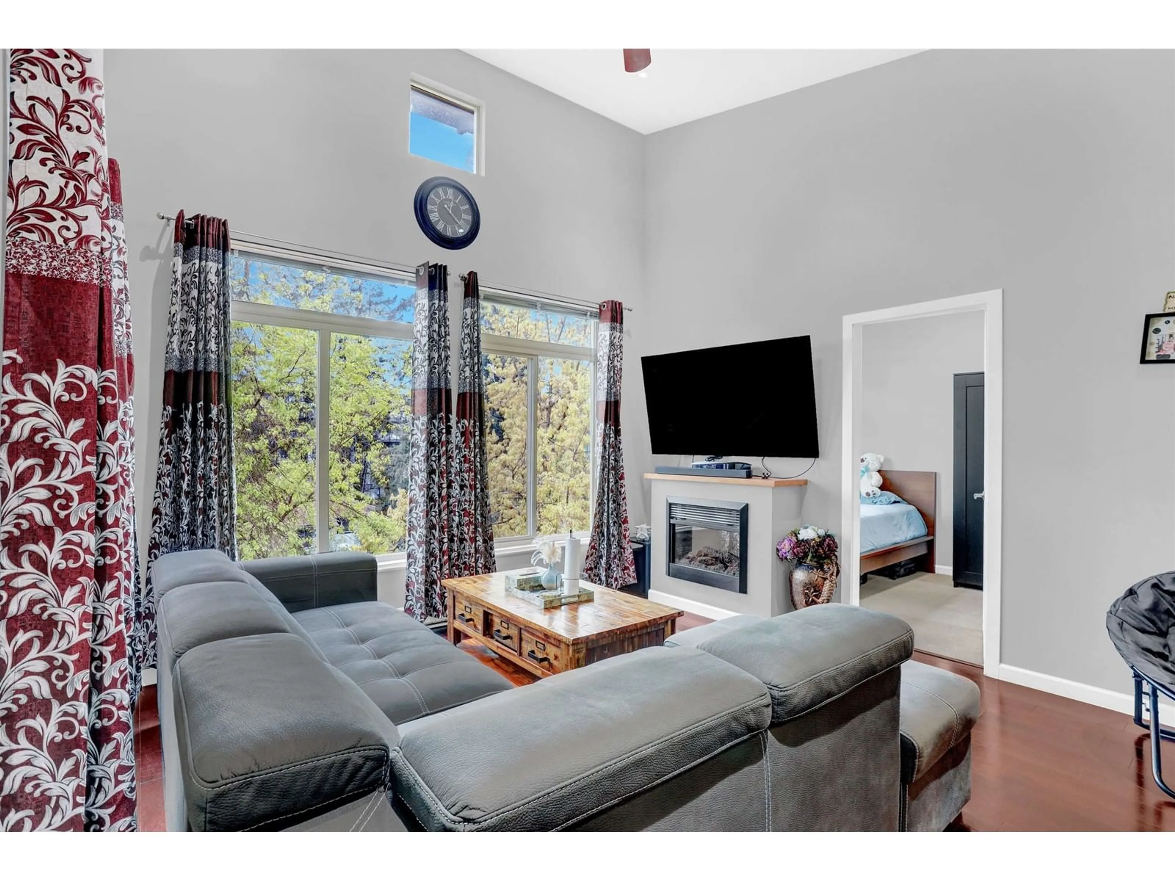 Living room with furniture, unknown for 420 - 15385 101A, Surrey British Columbia V3R0B4